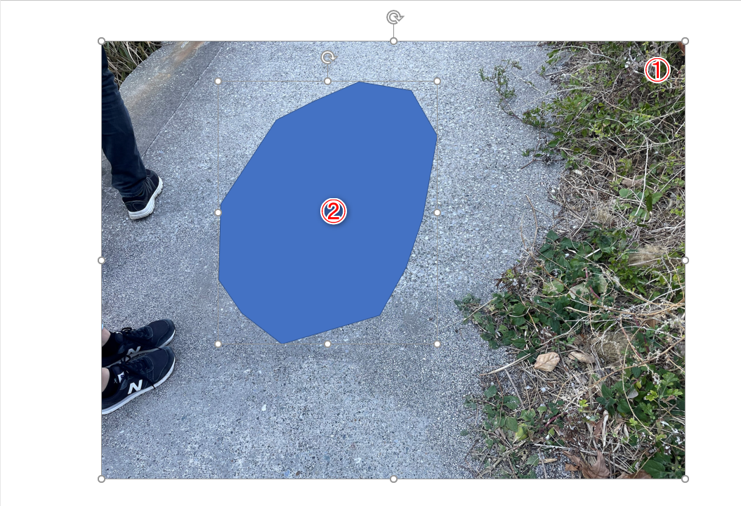 表示倍率を下げておく。［Ctrl］キーを押しながら、①写真→②多角形の順にクリックして選択する。順番を間違えると、次の操作で意図通りに処理されないので注意