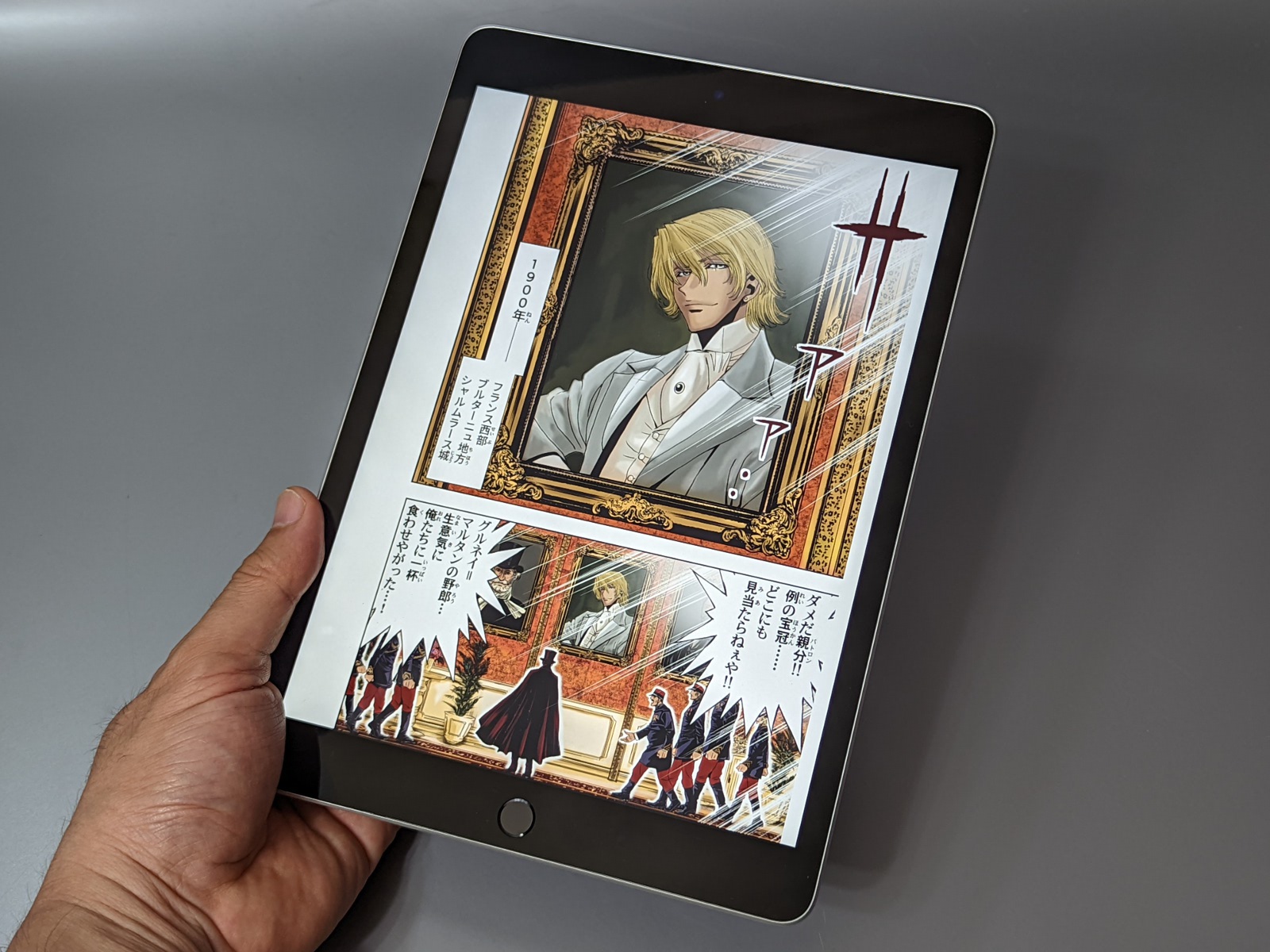 「iPad」はホームボタンを画面下に搭載する。ちなみに最新の第9世代からはベゼル色が白のモデルがなくなり、どのカラーもベゼルが黒になった