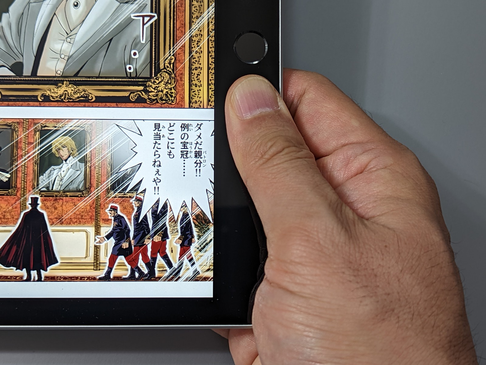 ホームボタンのある側のベゼル幅が広いぶん、本体を横向きにすると手に持ちやすい