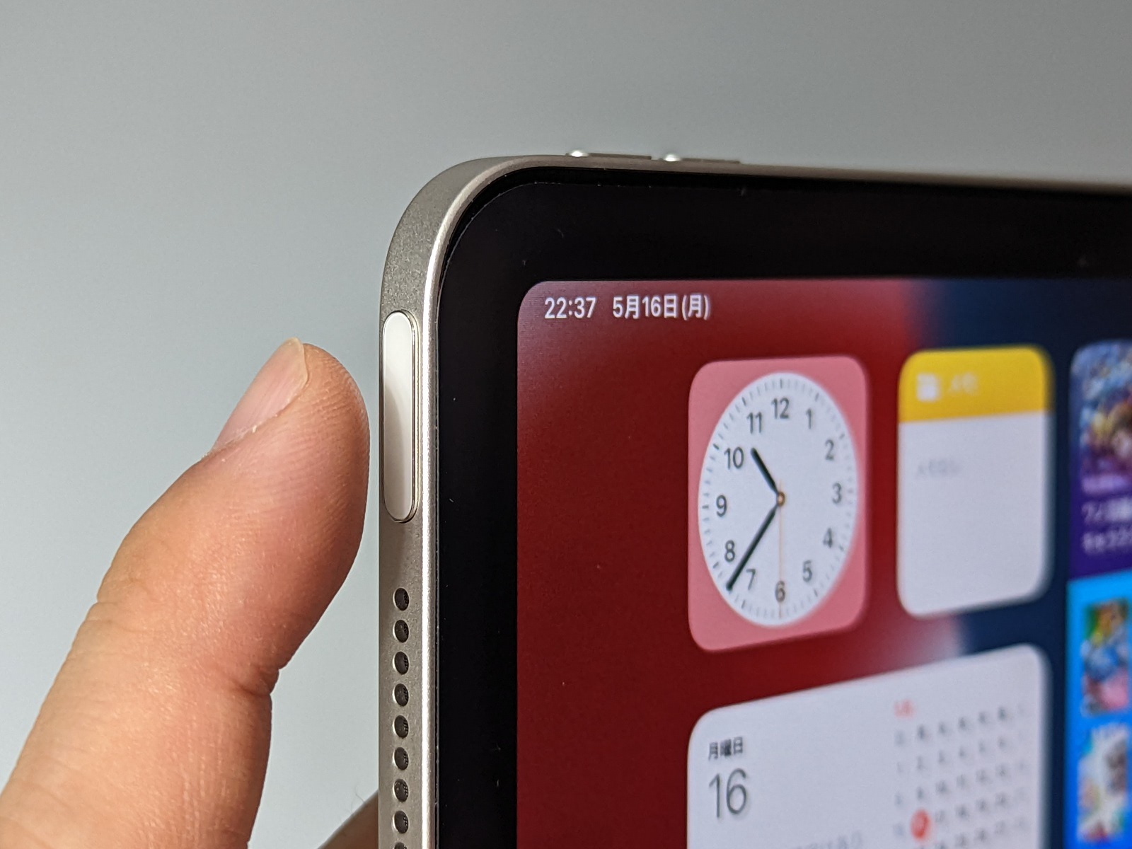 「iPad Air」は電源ボタンに指紋認証（Touch ID）を内蔵する。ちなみにボタンサイズは他機種よりもやや大きい