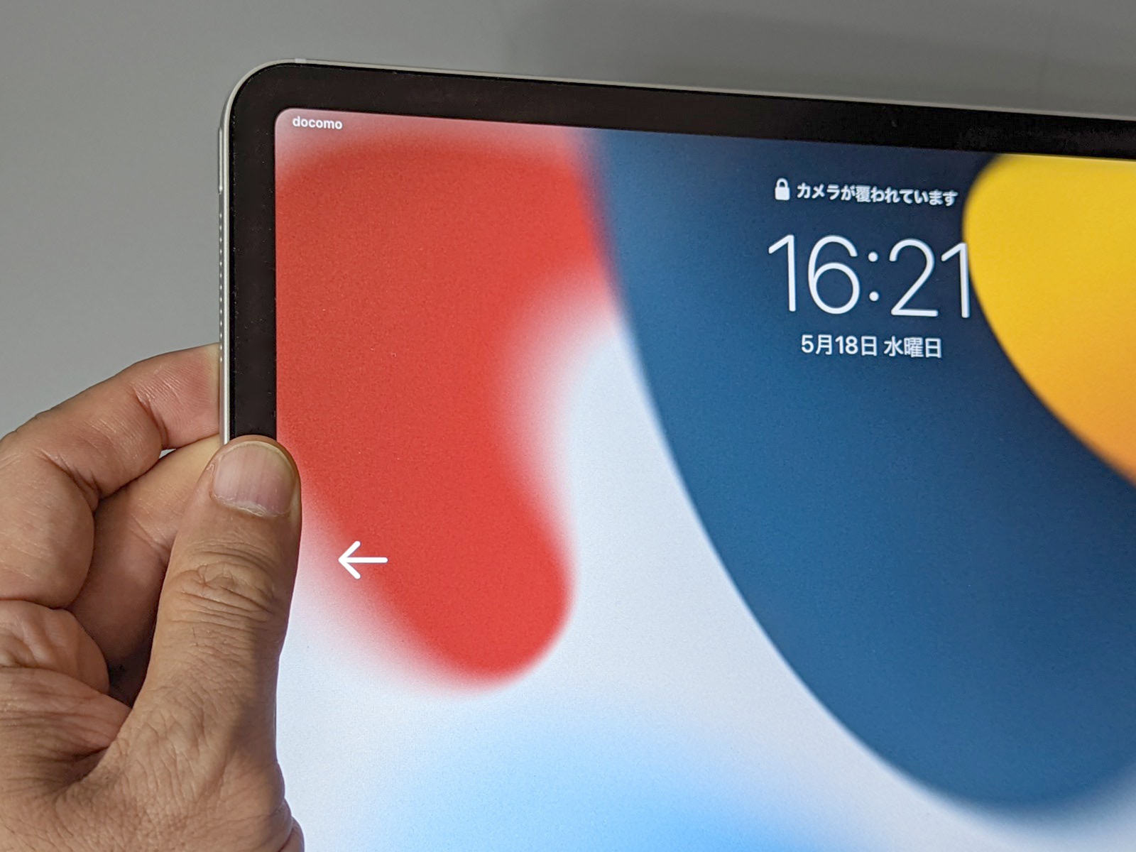 「iPad Pro」は顔認証（Face ID）を採用するが、本体を横向きにした状態ではこのように手でカメラ部を覆ってしまいエラーとなることも多い