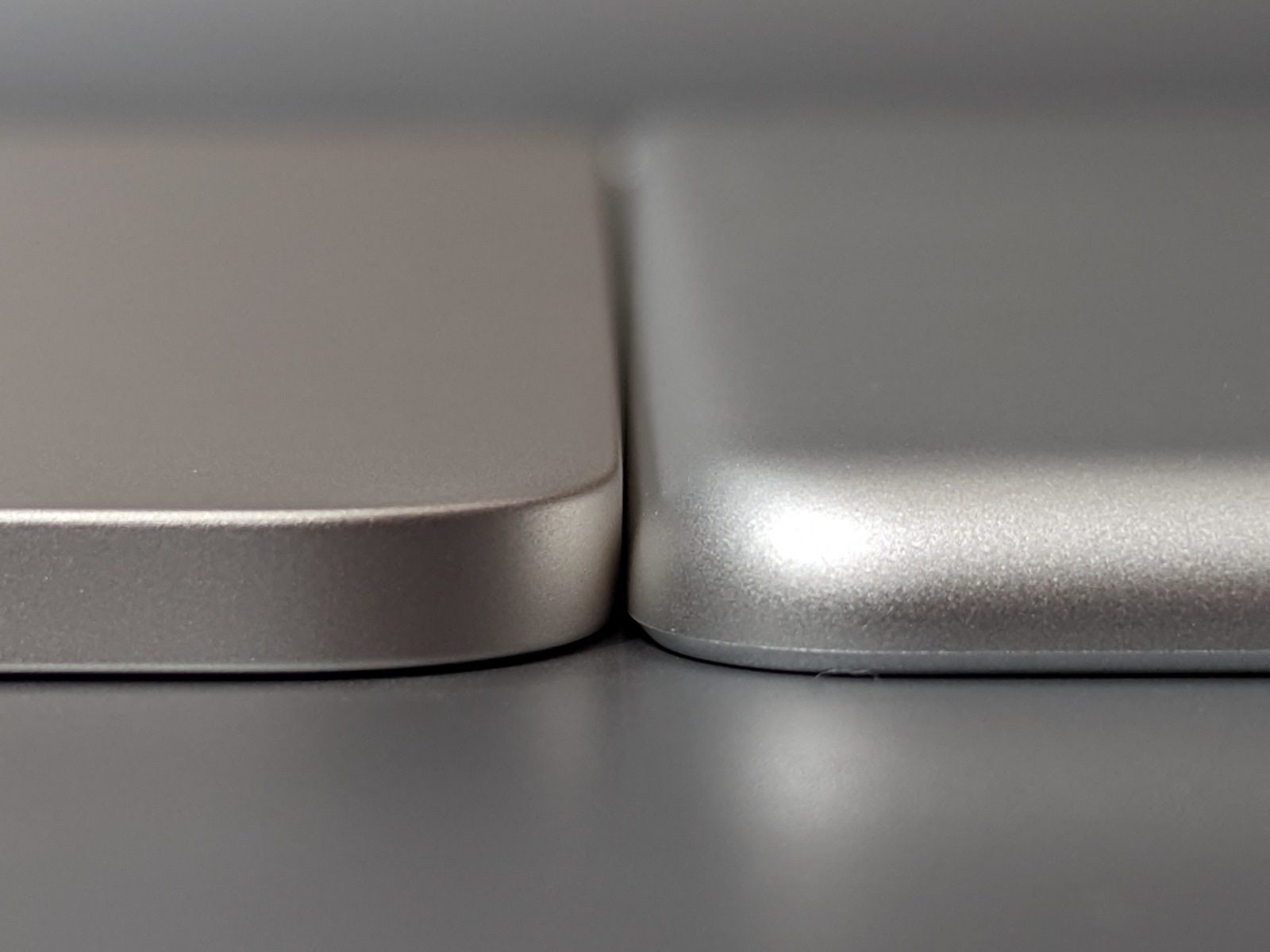 「iPad」（右）はほかの2製品に比べるとやや厚みはある