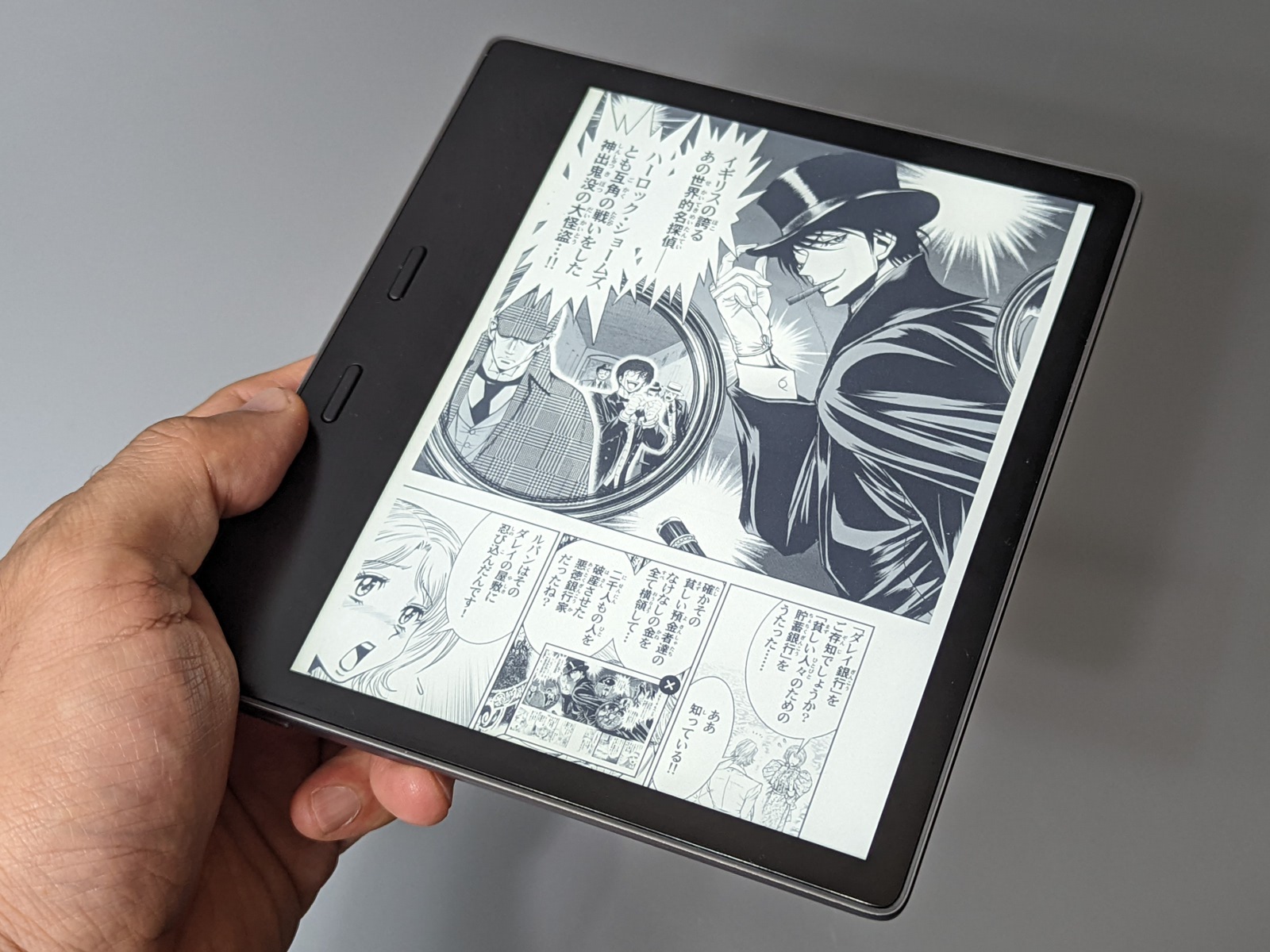 「Kindle Oasis」（第10世代）。ページをめくるための物理ボタンを搭載する