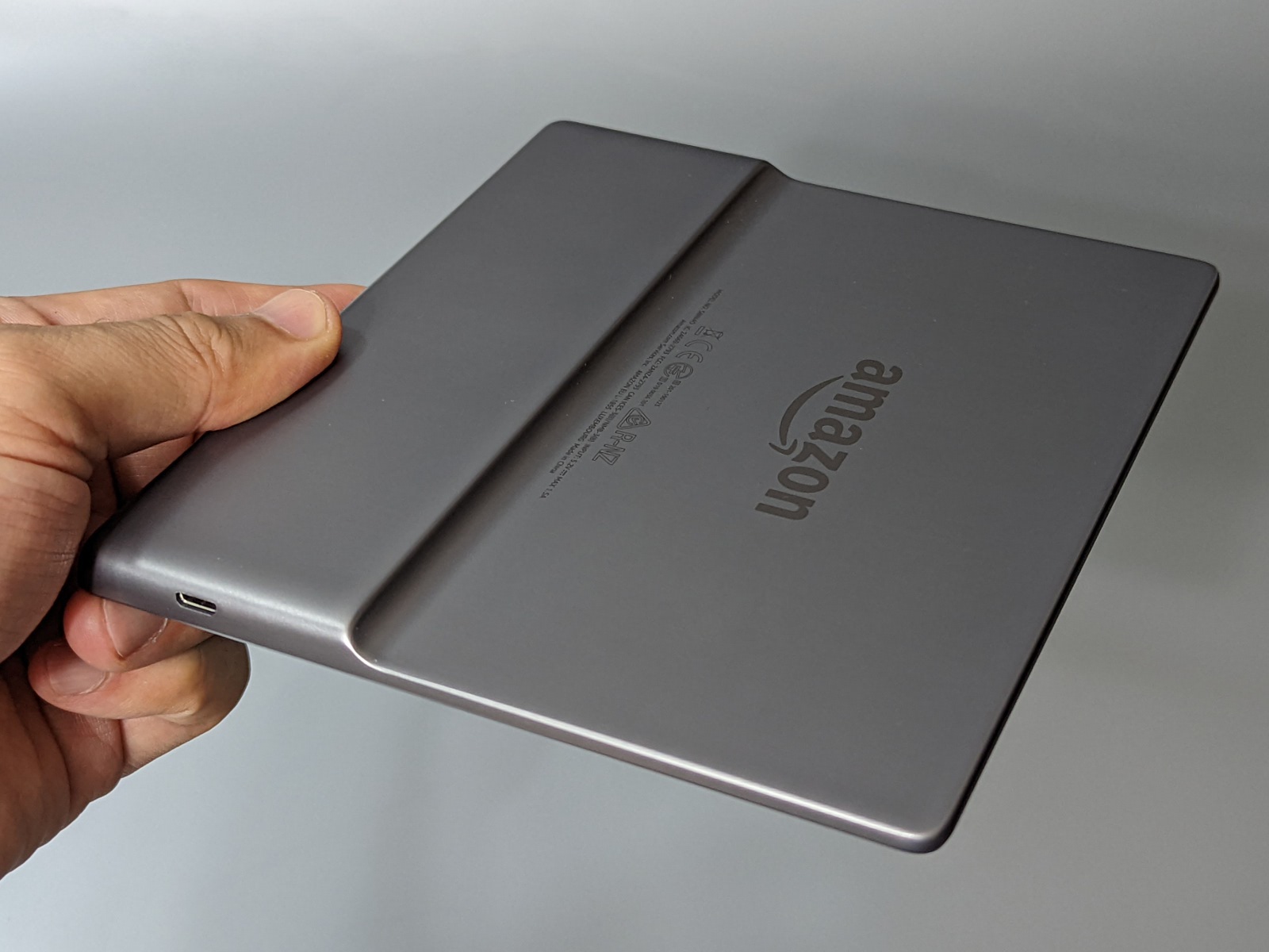 画面が薄く、グリップ部が厚いのは、歴代の「Kindle Oasis」に共通するデザイン