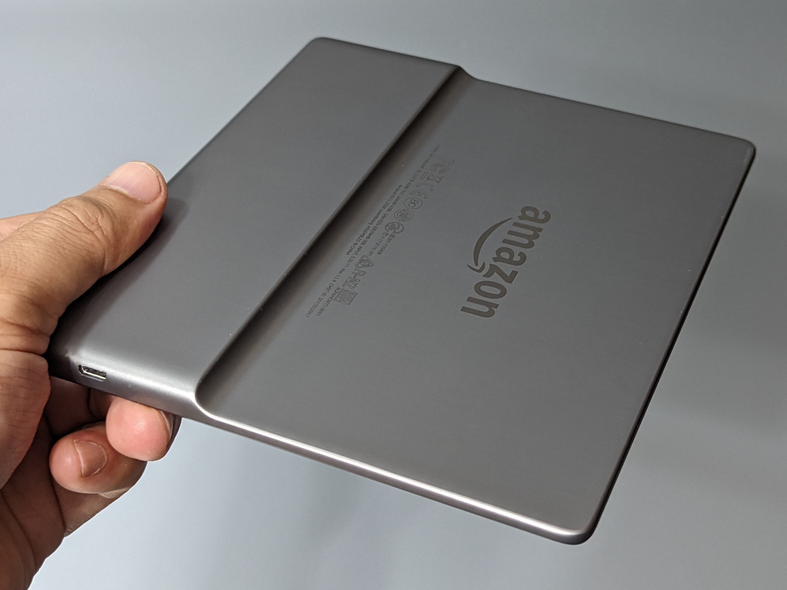 こちらも第10世代と同じく、画面が薄く、グリップ部が厚いデザイン