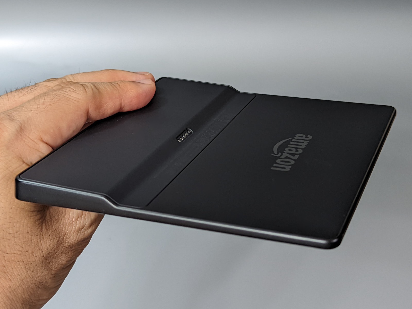 現行モデルとはまた異なるボディラインだが、画面が薄く、グリップ部が厚いという基本デザインは同じだ