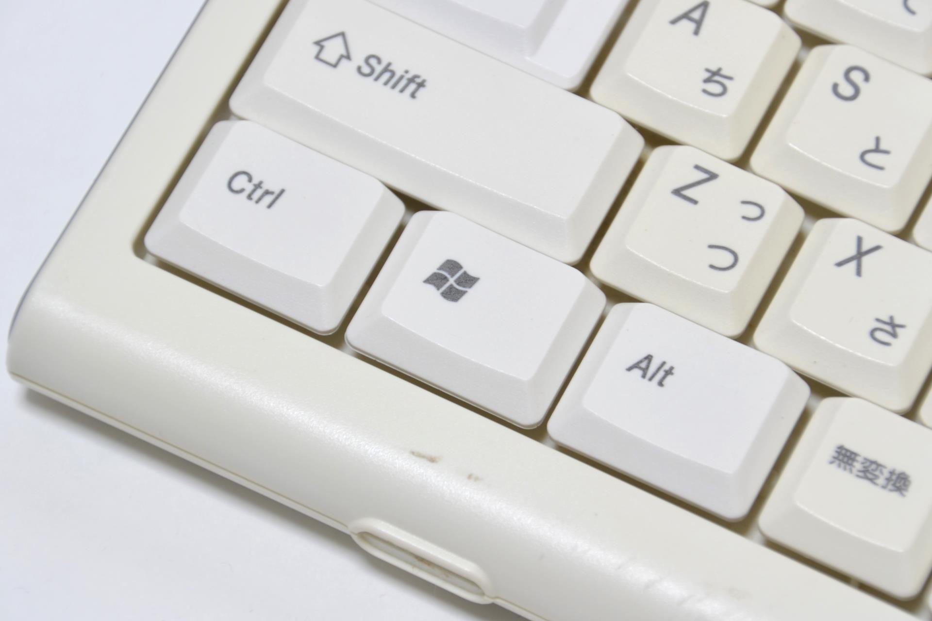 ［Windows］キー。Windowsのロゴマークは発売時期によって違い、これはおそらくWindows XPの頃のもの