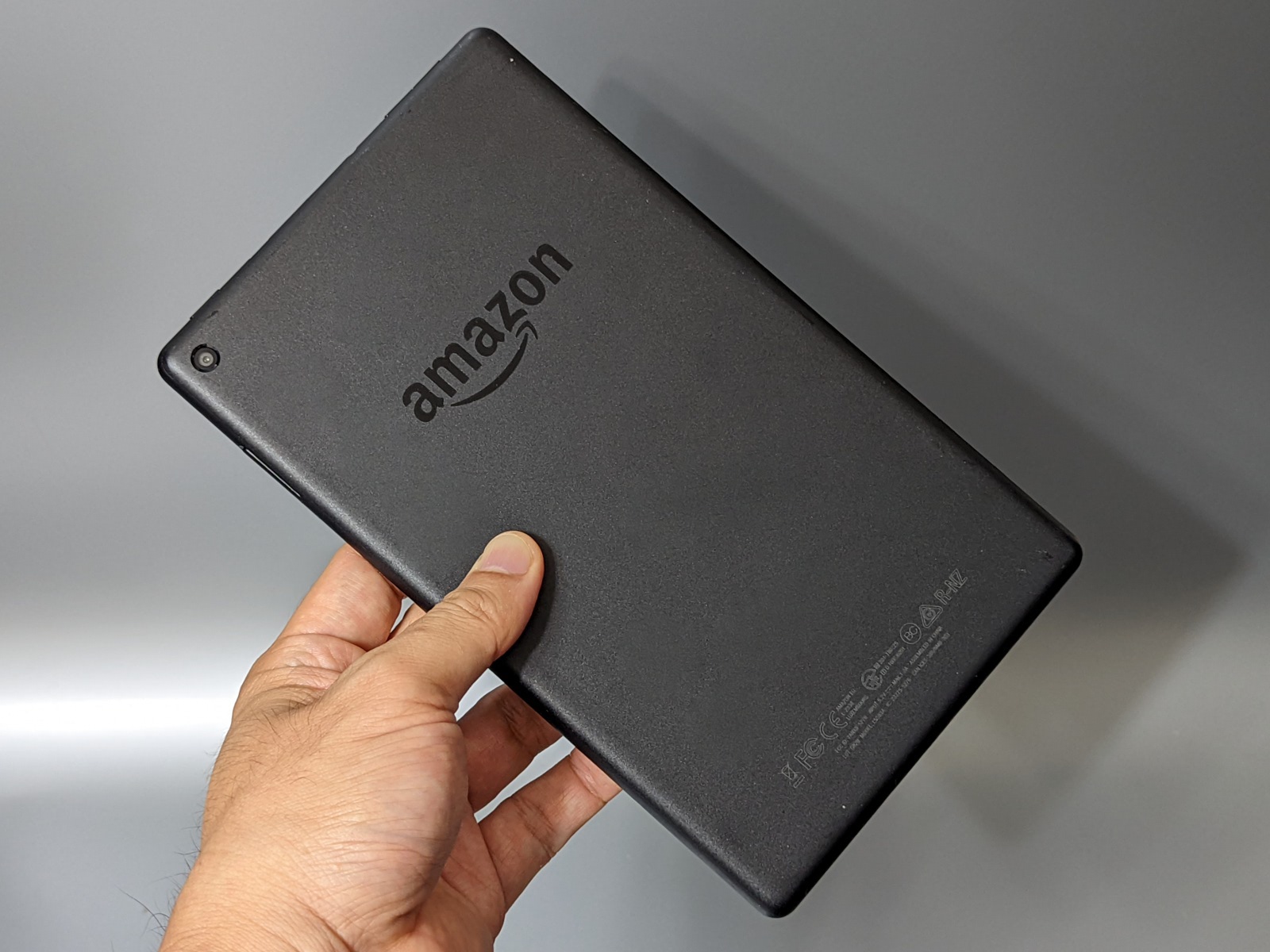 マット調の背面は第7世代以前のモデルと同じだが、上部ボタンがシルバーではなくブラックであることで見分けがつく