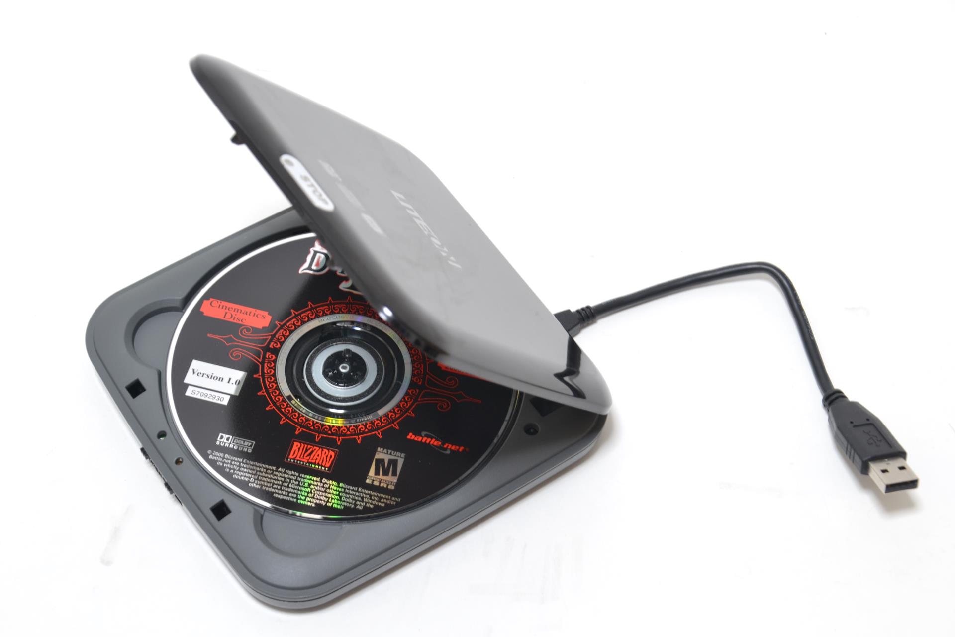 USB接続のポータブルCD/DVD-Rドライブ。CDが読み込めればドライブは何でも構わない