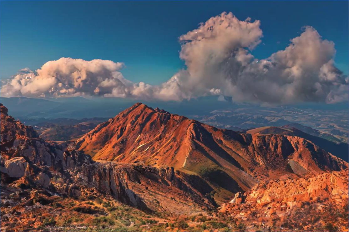 赤土色の山肌に変えたりできる