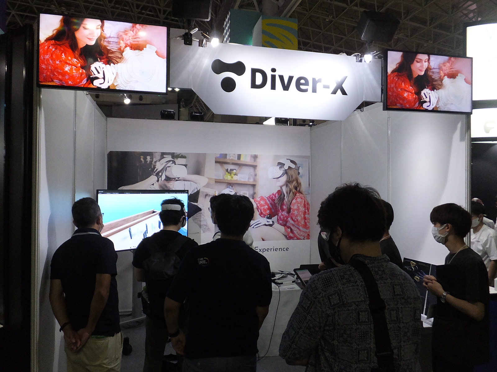 Diver-X社のブース。ブース自体の大きさはそれほどでもないが注目度は高く、多くのビジネス関係者や報道関係者が訪れていた