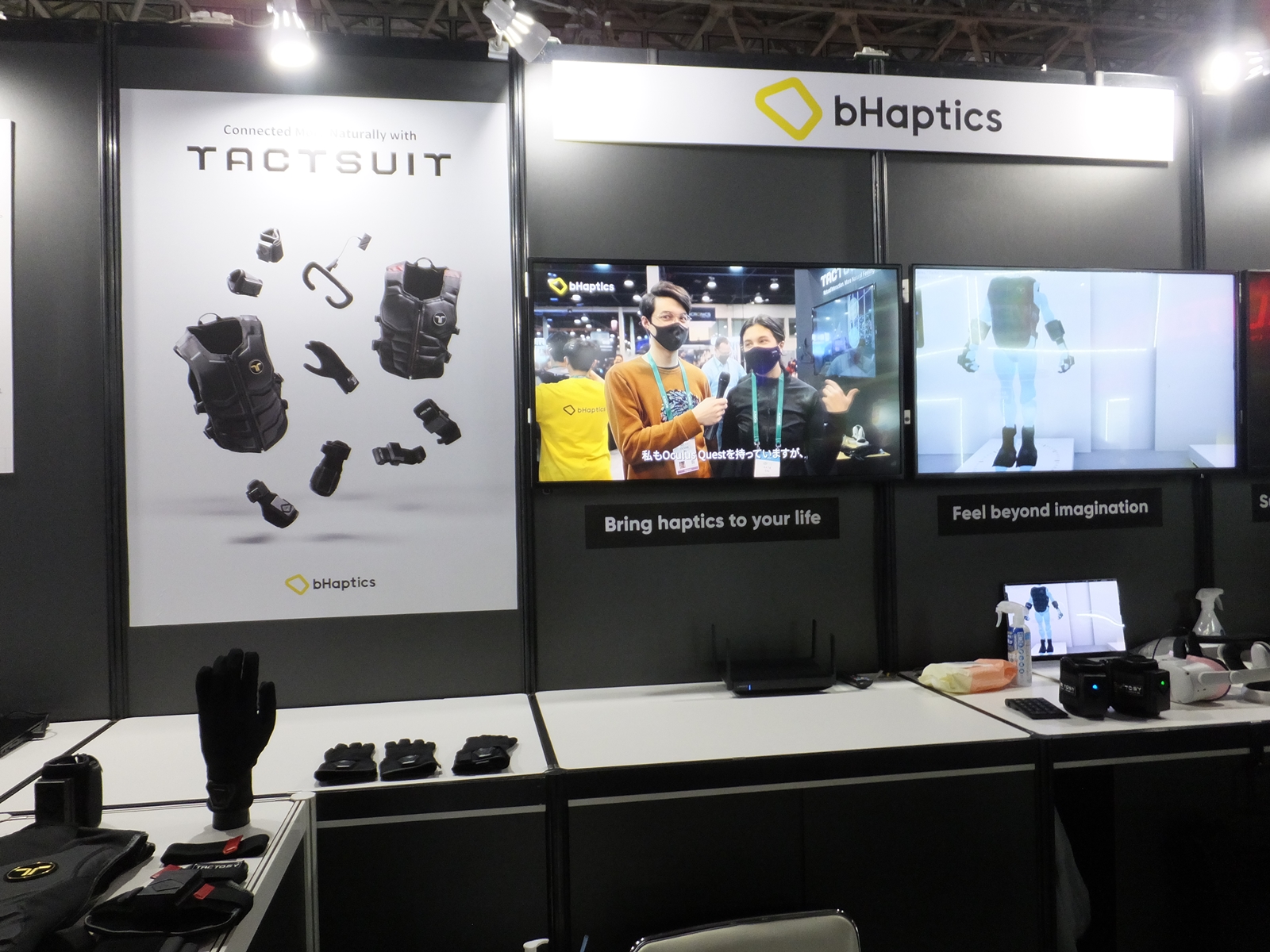 bHaptics社のブース。触覚フィードバックグローブ以外にも、上半身でフィードバックを得られるデバイスを展示。こちらも体験を希望する行列は途絶えなかった印象だ