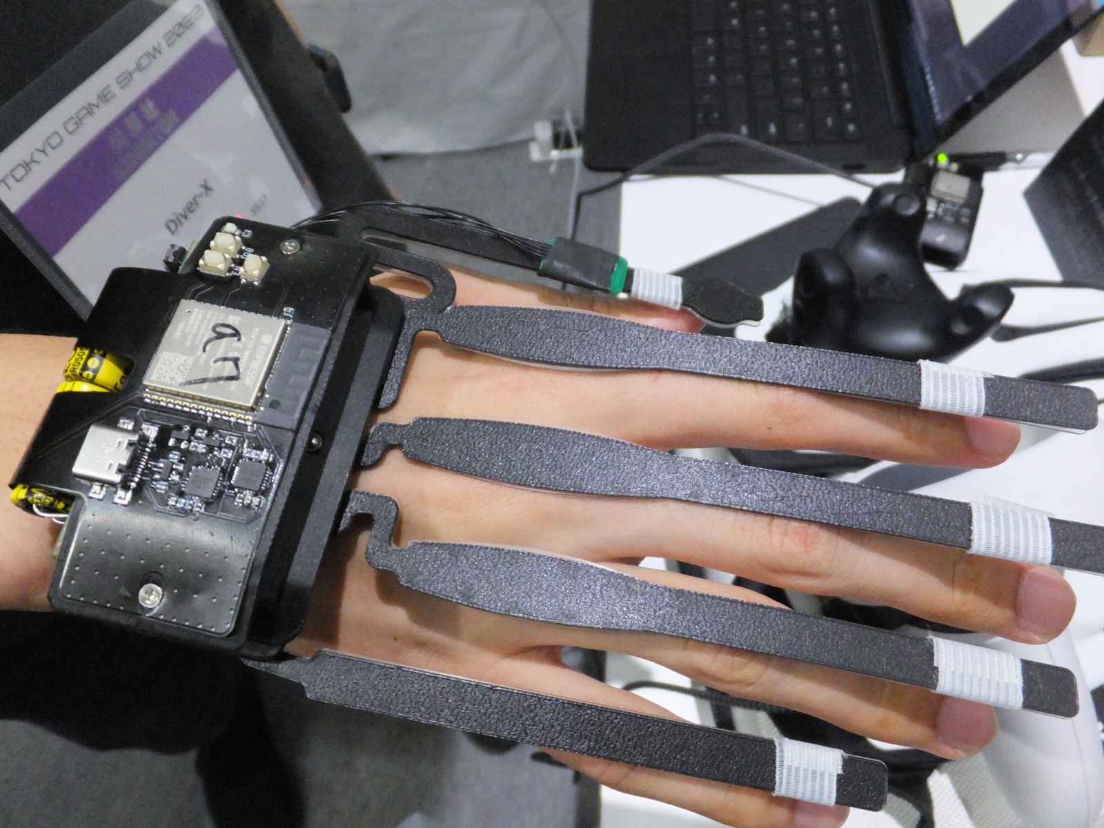 内部には手指の動きを読み取るセンサーとフィードバックを与える機構が入っている