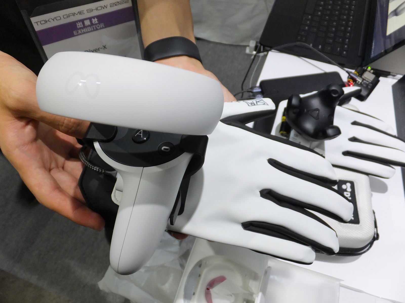 グローブ状のデバイスにコントローラーをくっつけて使用する