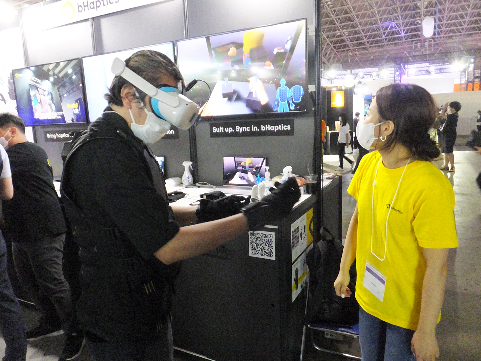 グローブ型のデバイスにセンサーが埋め込んであり、それをカメラで読み取ってトラッキングを行う