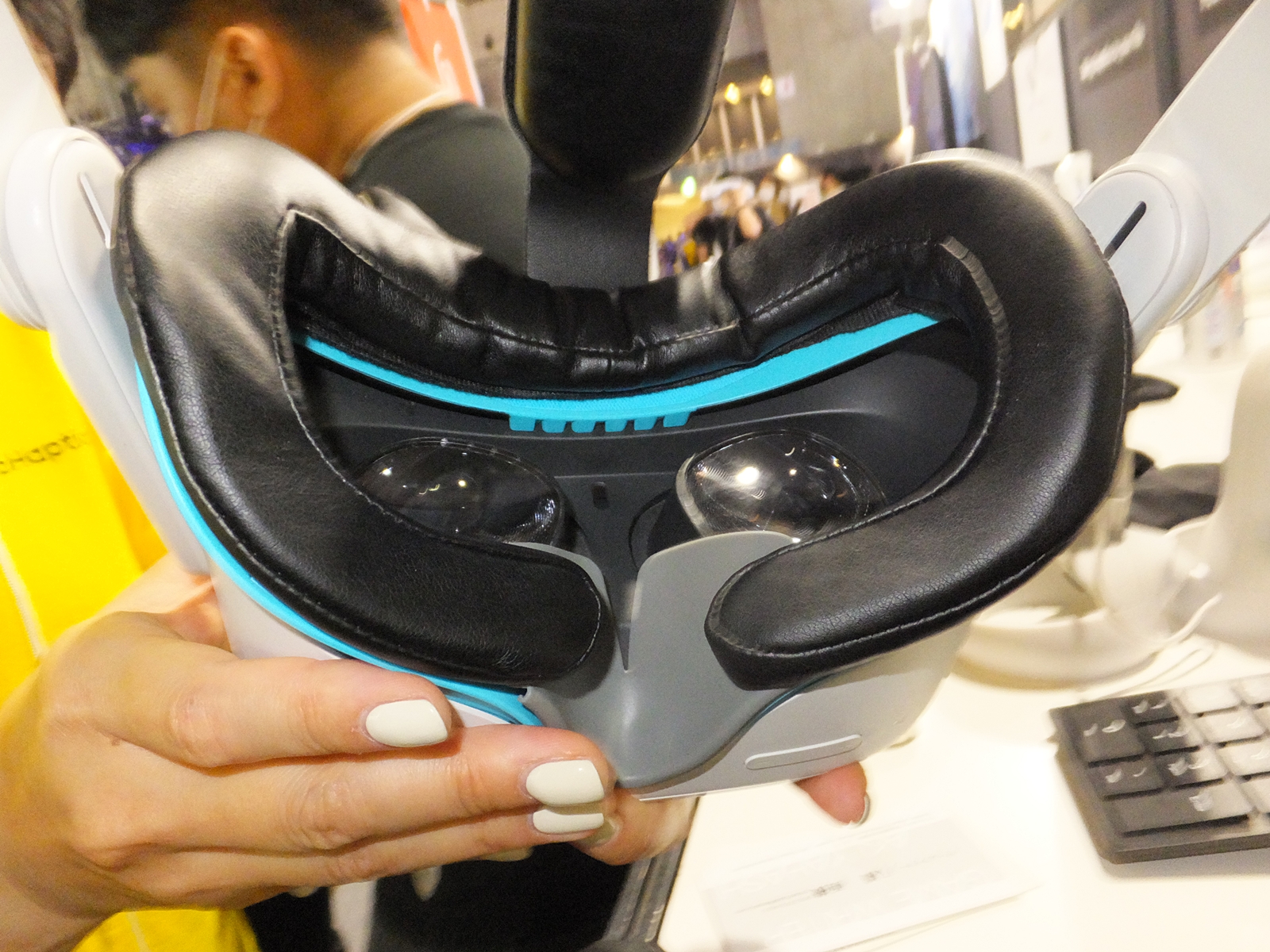 bHaptics社のブースでは「Meta Quest 2」に装着するアタッチメントやベスト状のボディスーツを使い、文字通り全身でVR空間の刺激を体感することができた