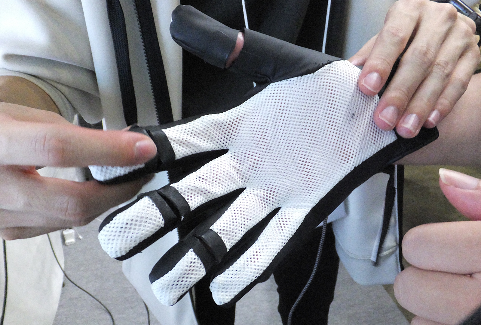 手のひら側から見た「Contact Glove」