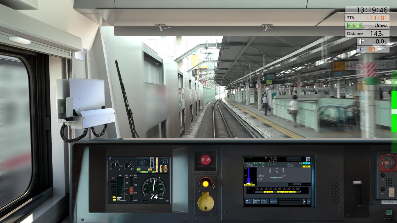 場内進行です。ホーム内映像では人もしっかり動いています