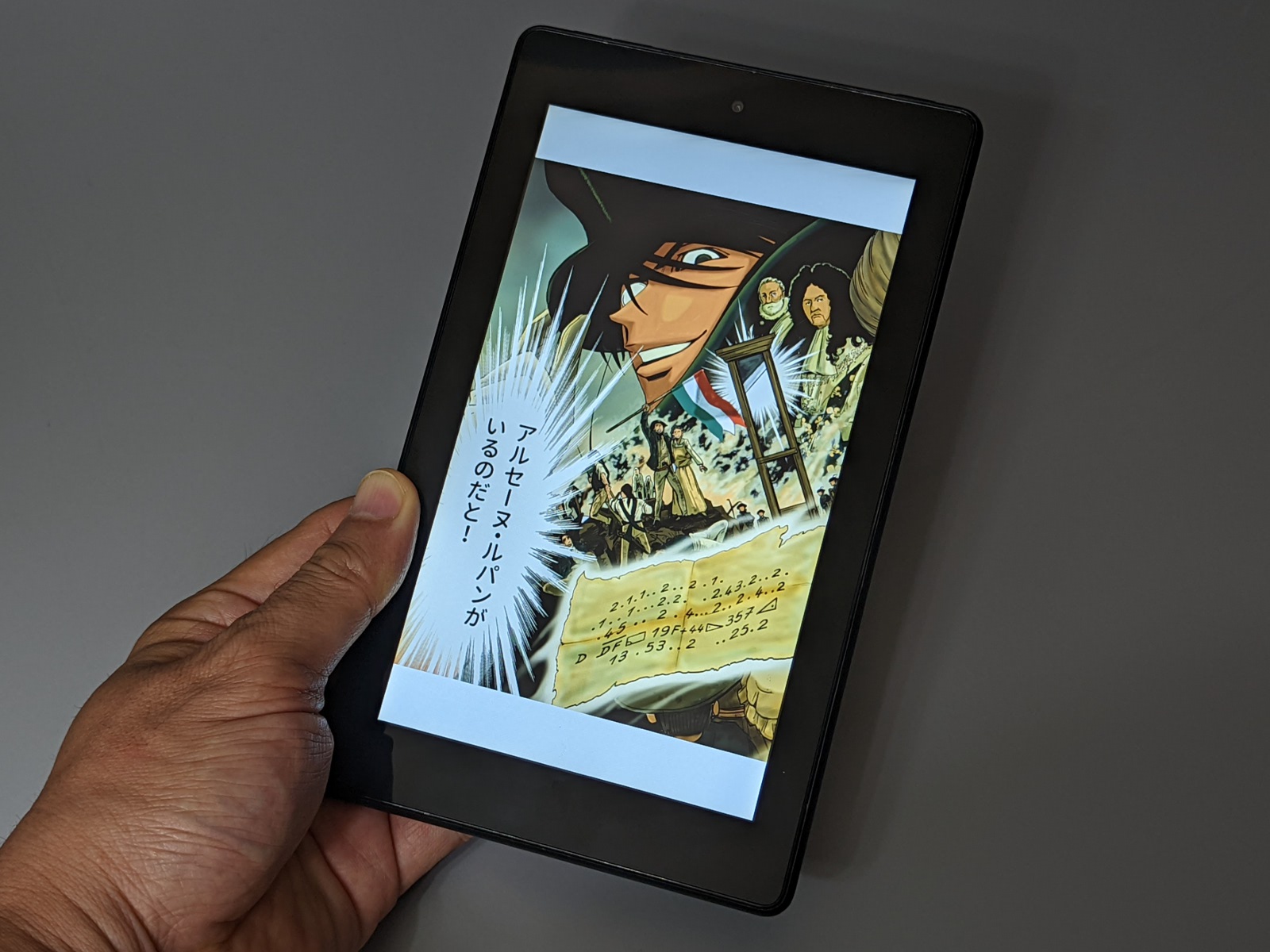 カメラは縦向き時に上に来る配置で、現行の第12世代に比べるとボディは縦長だ