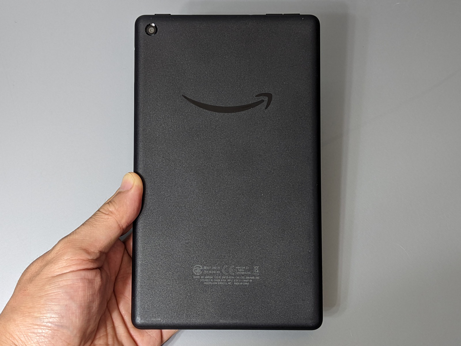 第9世代では背面のロゴが第7世代までの「amazon」から、同社の矢印状ロゴマークに変更された