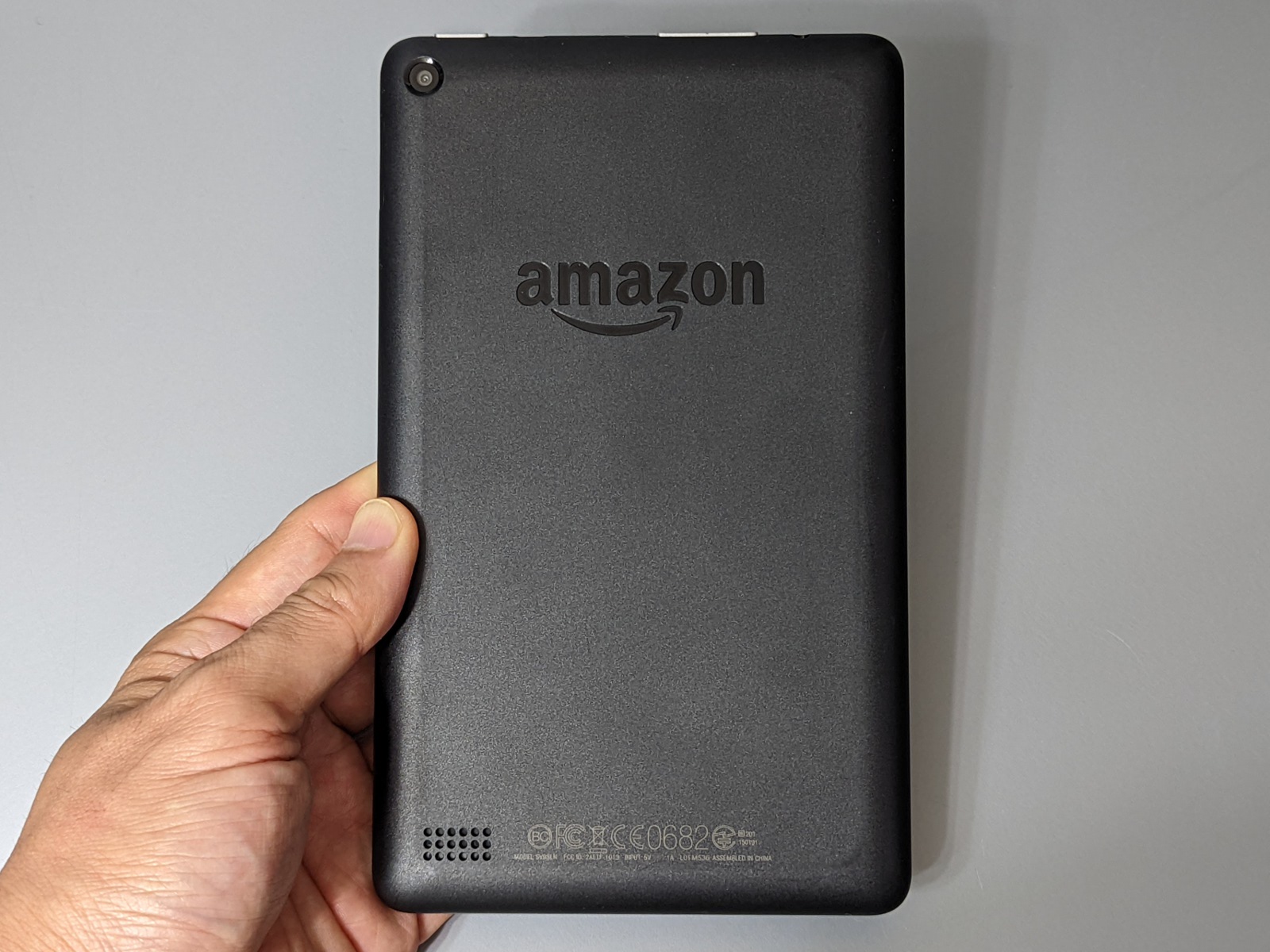 背面のロゴは「amazon」。左下のスピーカーはこの第5世代と第7世代に共通する特徴