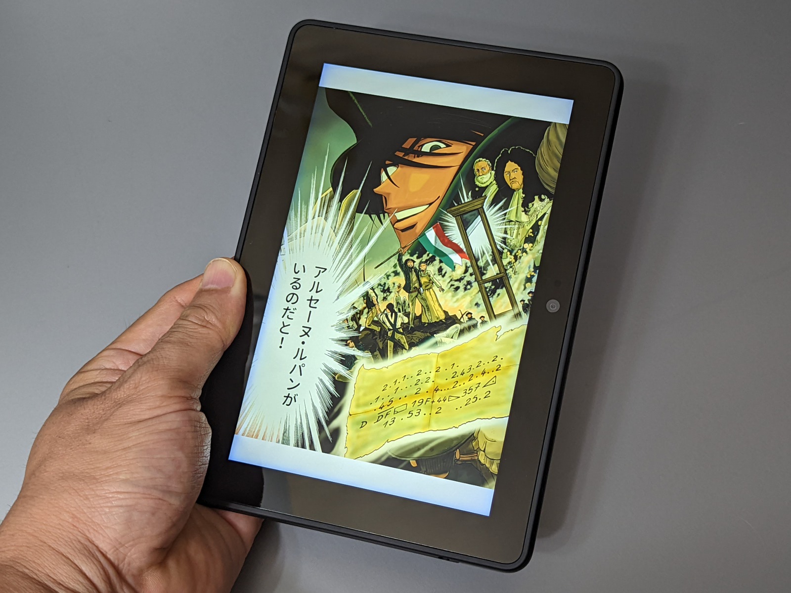 ベゼルはそれほどスリムではないが、以前のモデルに比べて薄型でボディも軽量だ