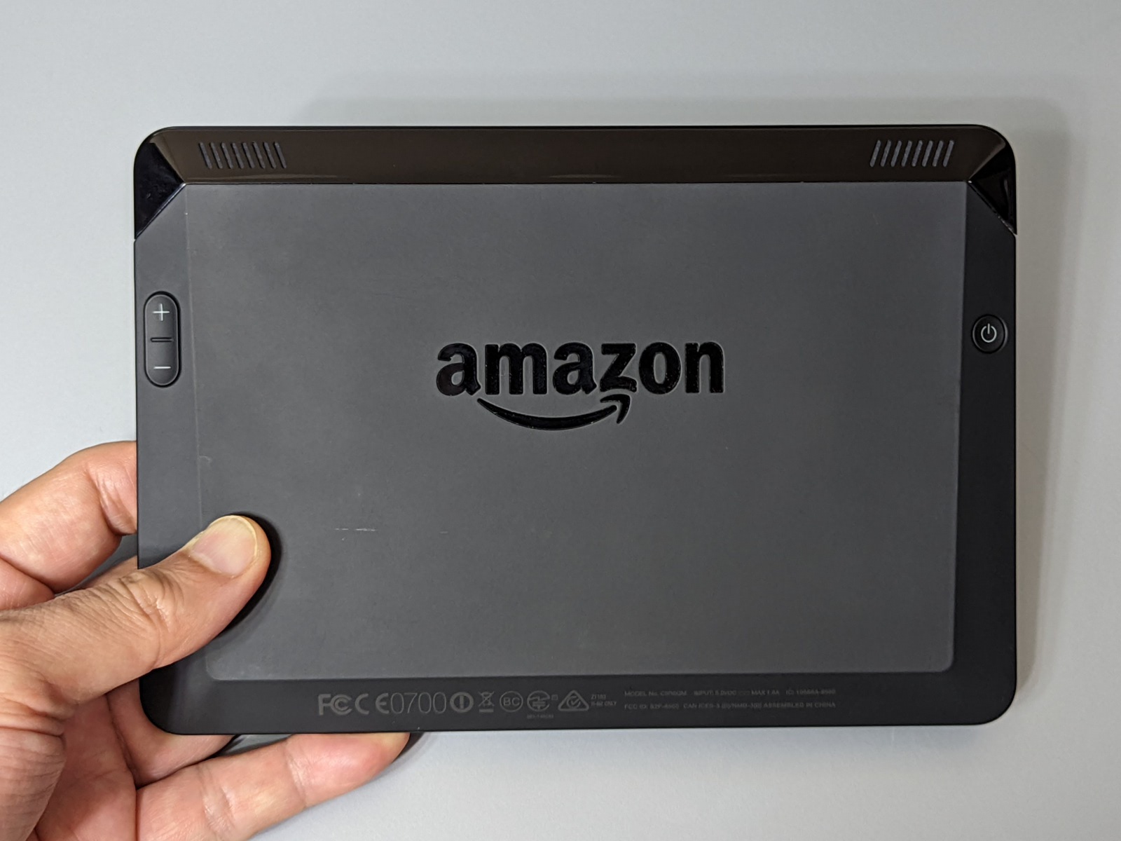 横向きを前提とした、くさび状の複雑な面構成のデザイン。スピーカーもステレオだ