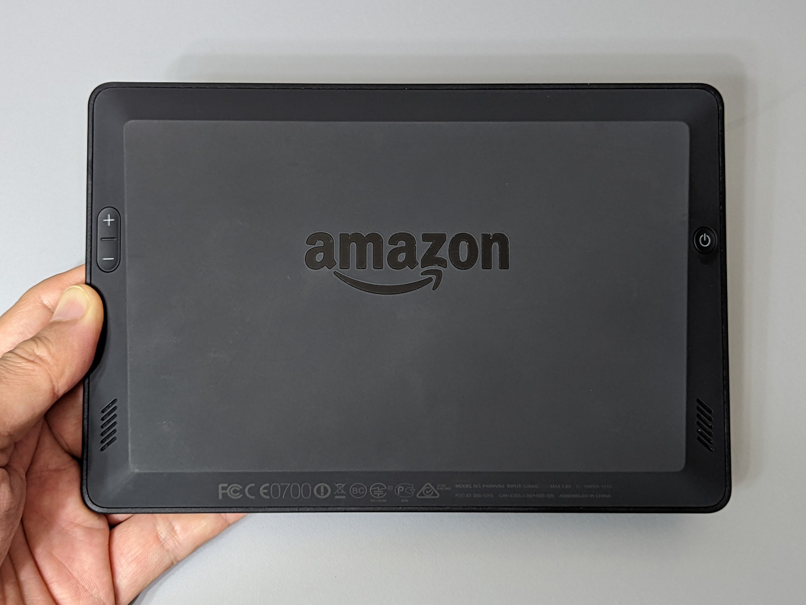 背面もKindle Fire HDX 7に似ているが高級感に乏しい質感。スピーカーはモノラル