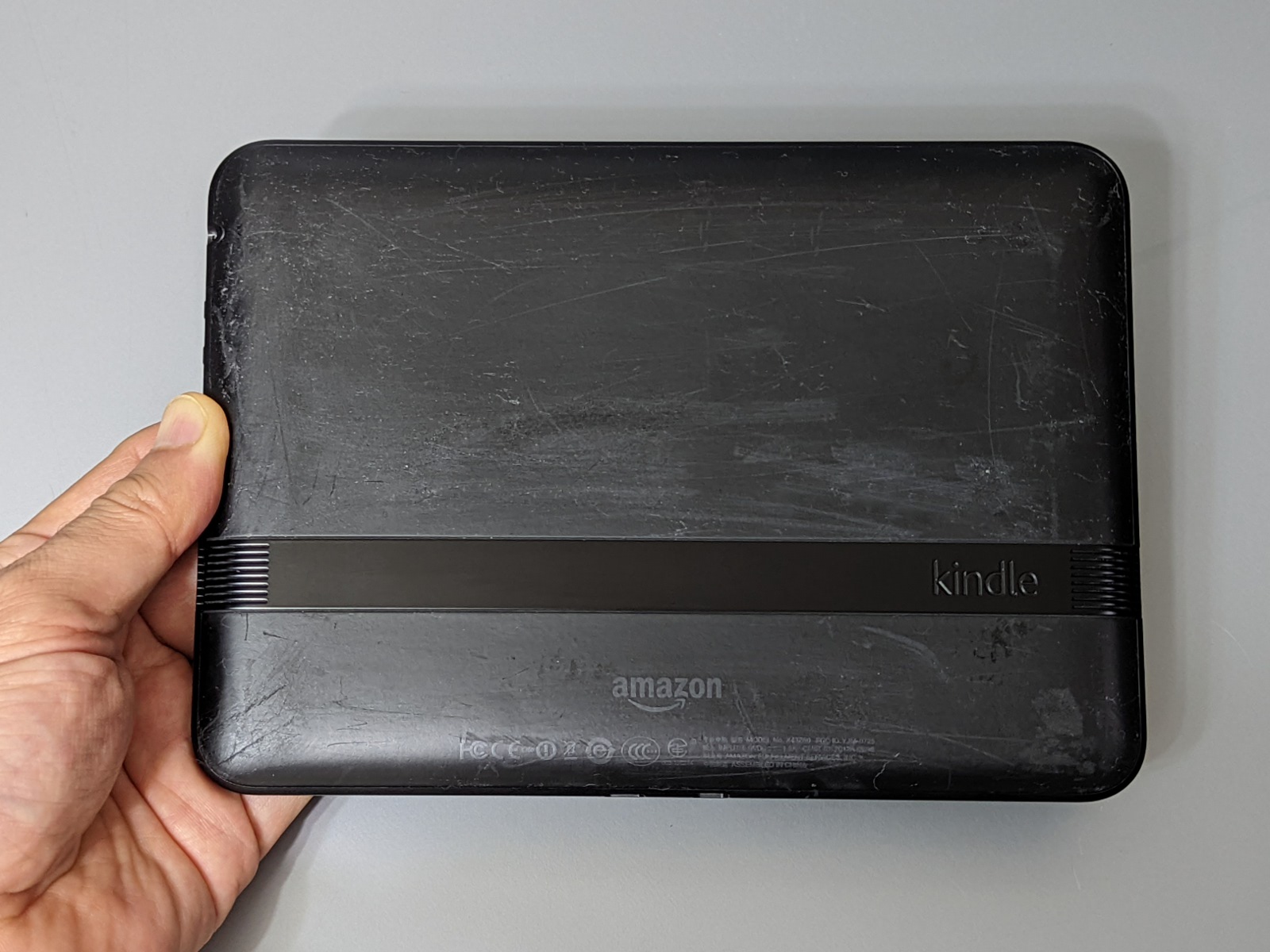 背面に施された滑り止め加工は10年が経過した現在では劣化が進み、ベタついている