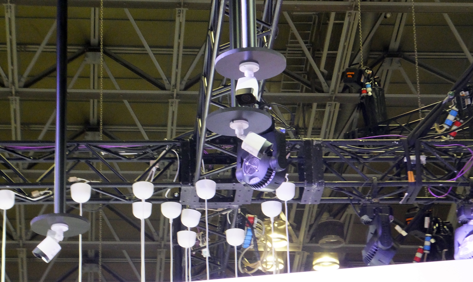 ブース天井に設置された定点カメラ
