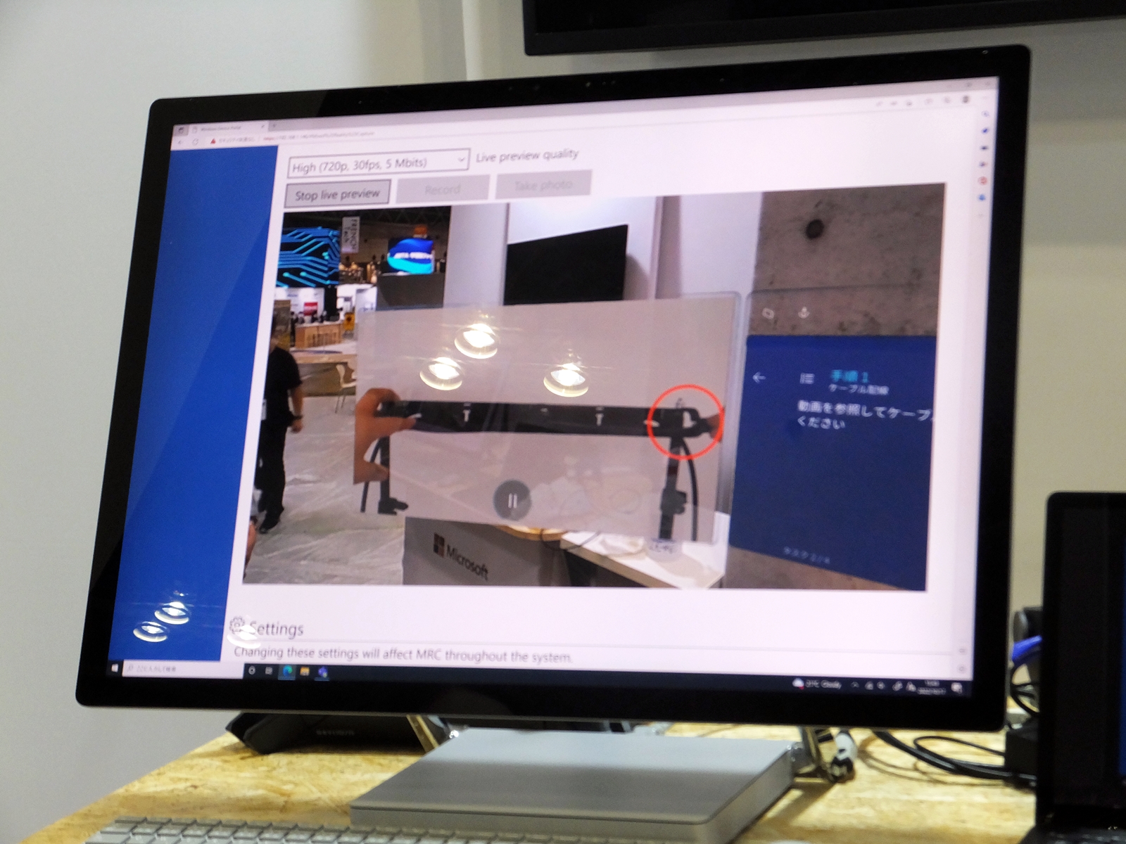 作業支援のためのデバイスなので基本的に視線だけで操作可能。手順書や動画も表示される