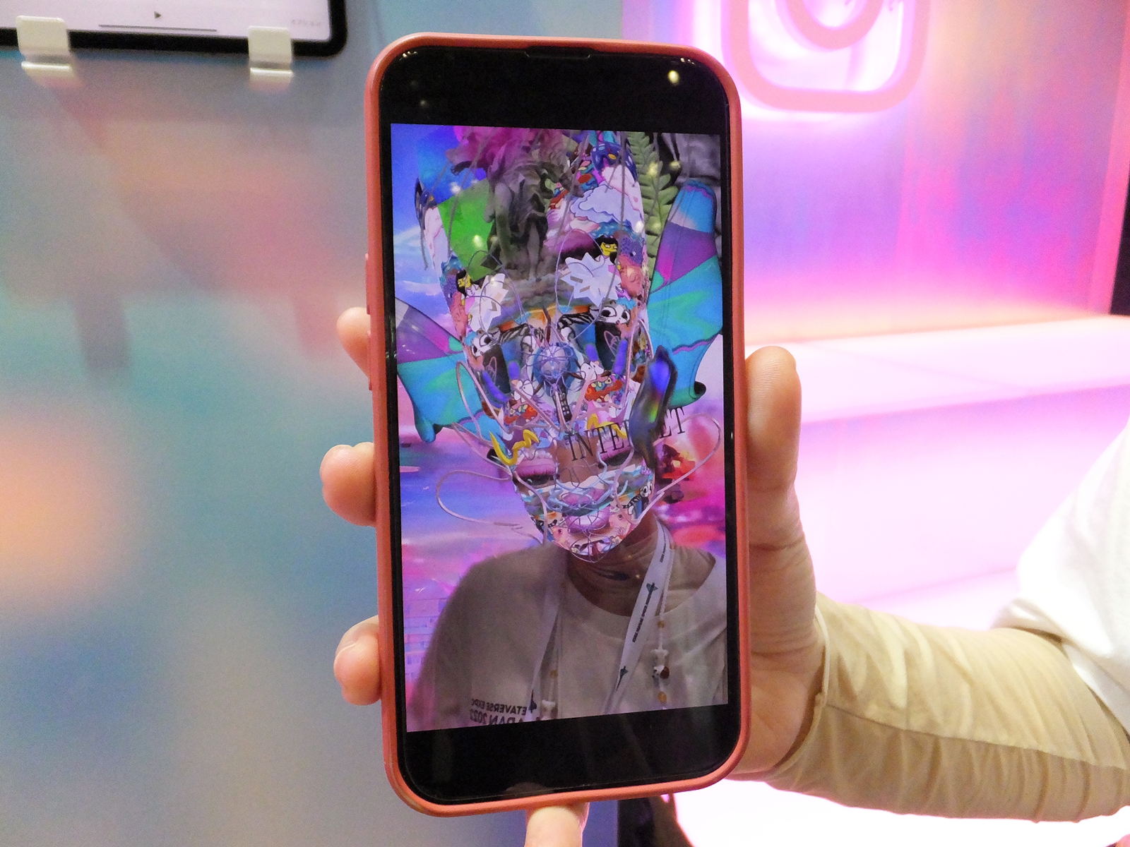 壁面のQRコードを読み取ると、独創的なARエフェクトを使って撮影できる