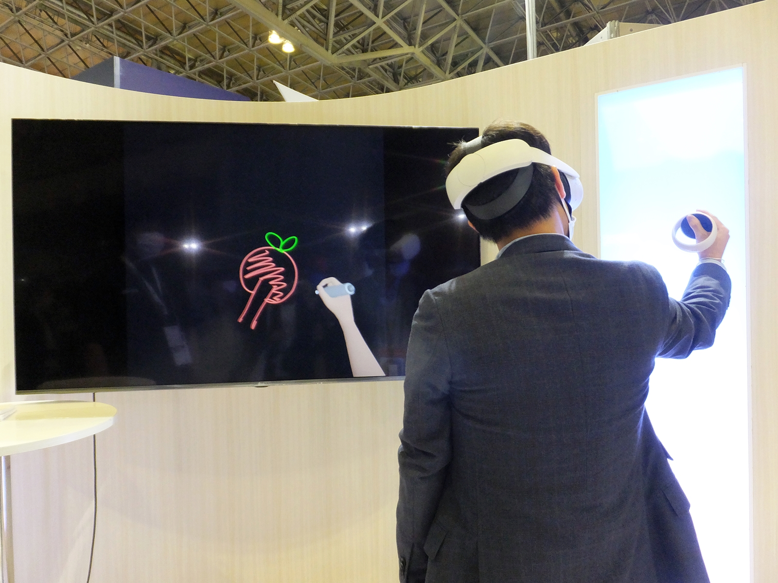 ホワイトボードにペンで書いたり、消しゴムで消してみたり