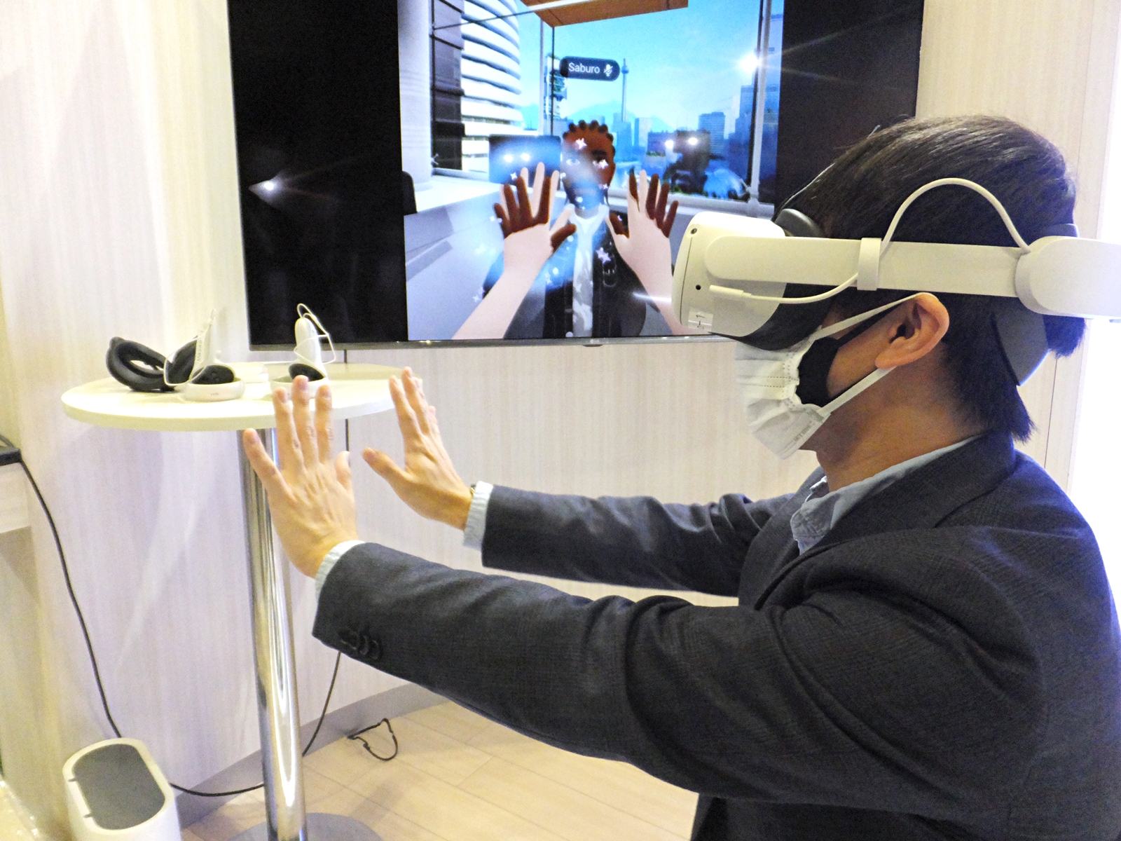 Saburoさんとのハイタッチということでハンドトラッキングも体験。コントローラーは必要ない
