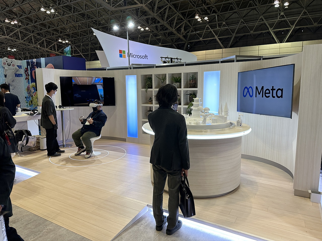 Metaブース。「Meta Quest Pro」のハンズオンはなく、「Meta Quest 2」の体験やARの展示にとどまった
