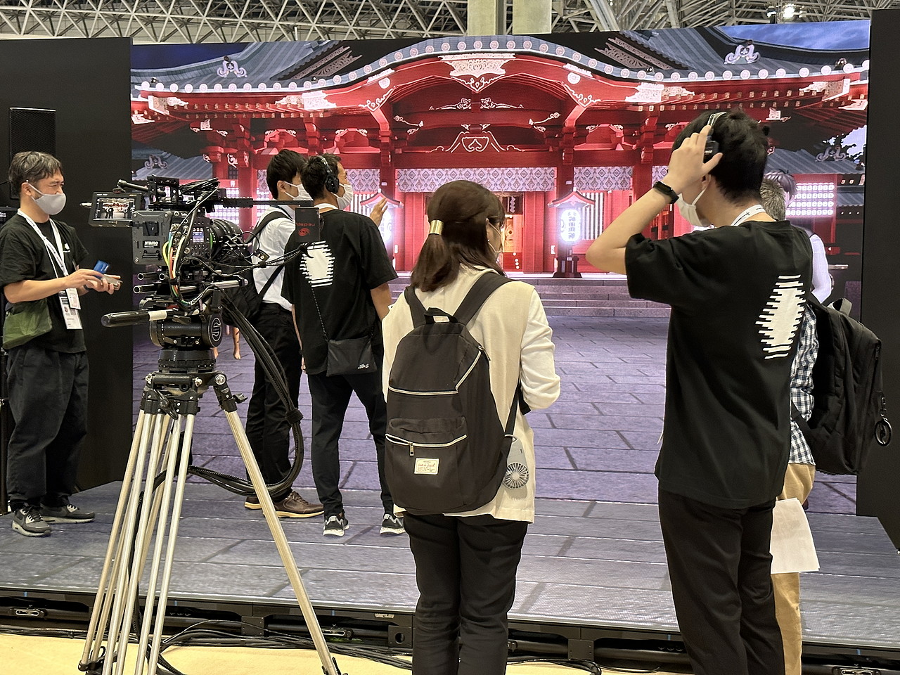 LEDスクリーン内の世界と実世界をインカメラVFXで合成するDNPのデモ。最終的には生身の人間がLEDスクリーンの世界にいるような演出だった。すでに映画やTV番組などではバーチャルプロダクションとして広まっているので、見たことのある人もいるハズ