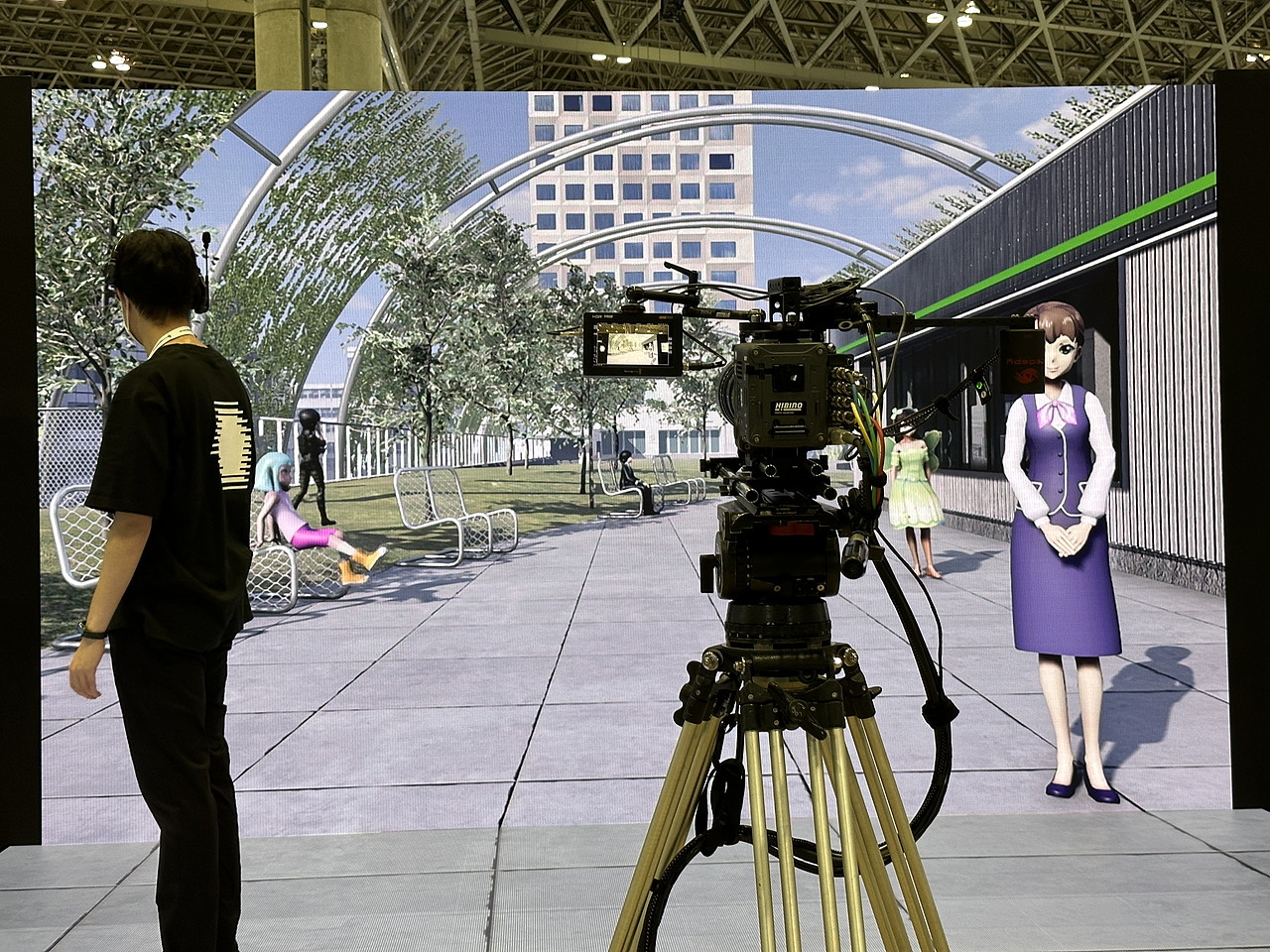 LEDスクリーン内の世界と実世界をインカメラVFXで合成するDNPのデモ。最終的には生身の人間がLEDスクリーンの世界にいるような演出だった。すでに映画やTV番組などではバーチャルプロダクションとして広まっているので、見たことのある人もいるハズ