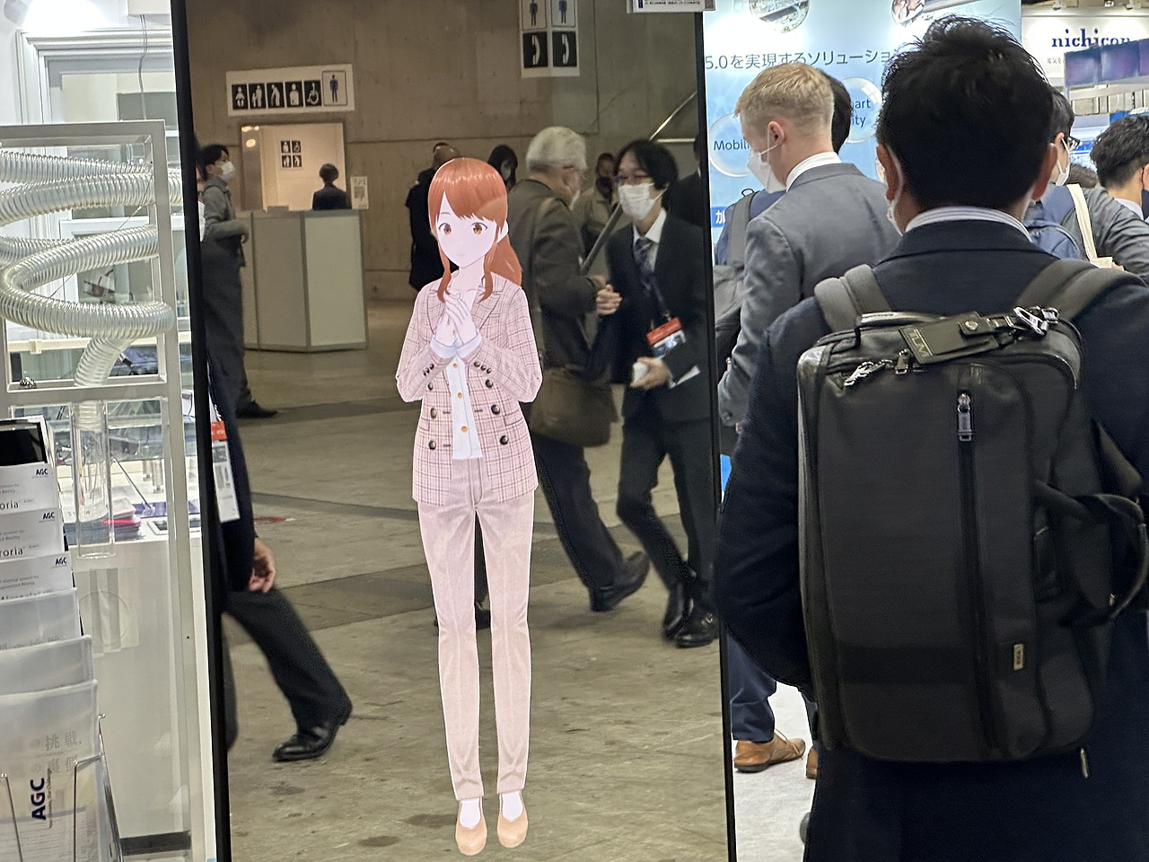 メタバース空間でのワークの出力先が実世界であることもある。写真はAGCの「Mirroria」のデモ