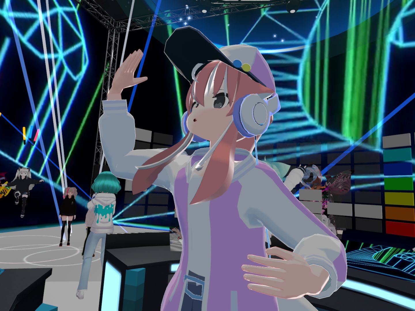 メタバース世界なら集客や場所を借りるコストなどを考えずにイベントを開催することができます。歌や演劇といったさまざまなパフォーマンスをしている住民たちが多くいます