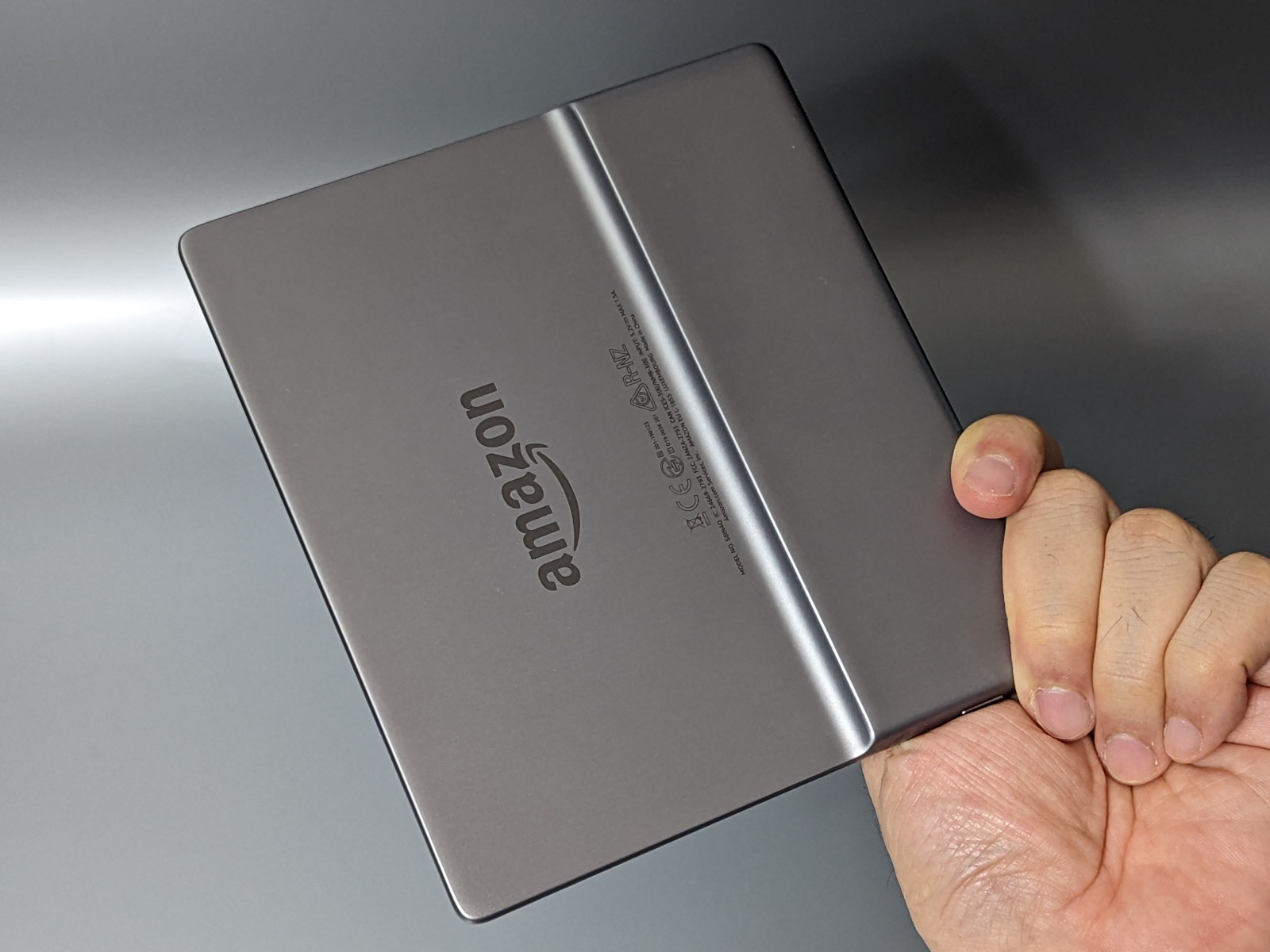 「Kindle Oasis」は裏面にグリップがあって握りやすい。また画面が薄いぶん画面サイズの割には軽量だ