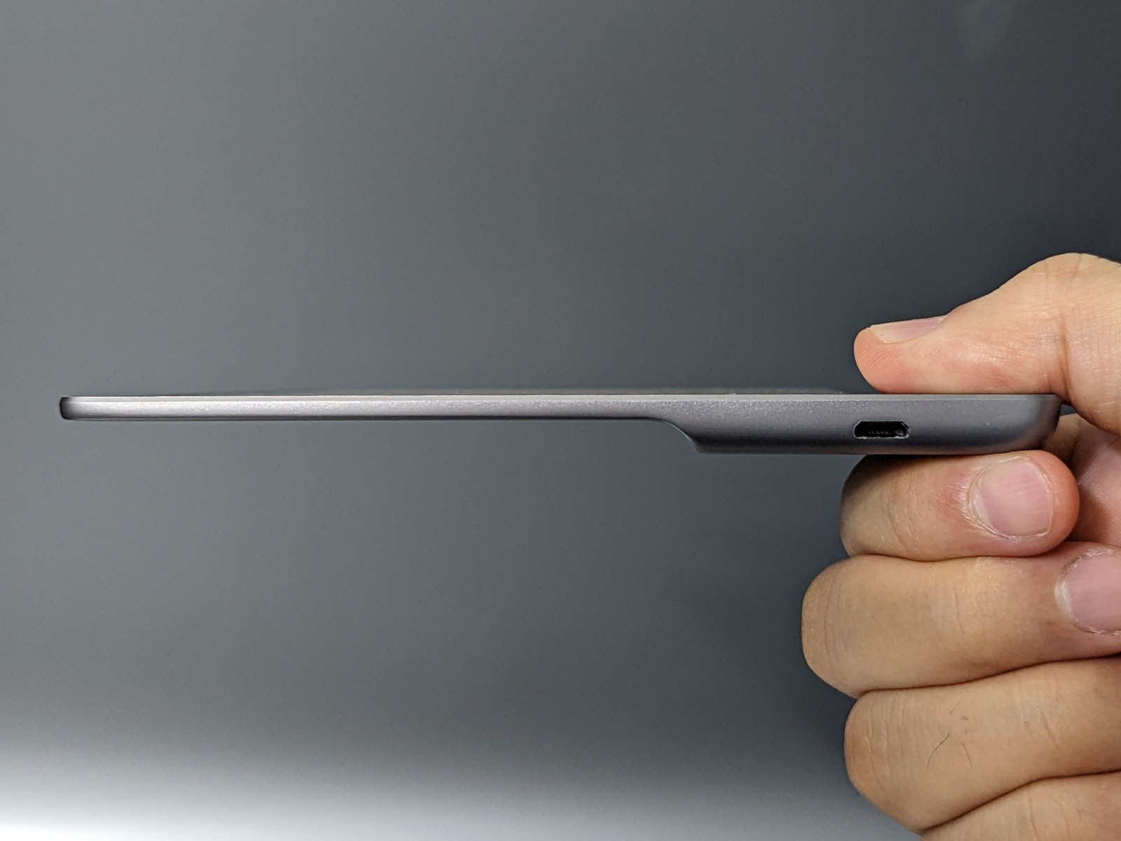 下から見たところ。その独特の断面がよく分かる。ただしポートがいまだmicroBなのは多少気になるところ