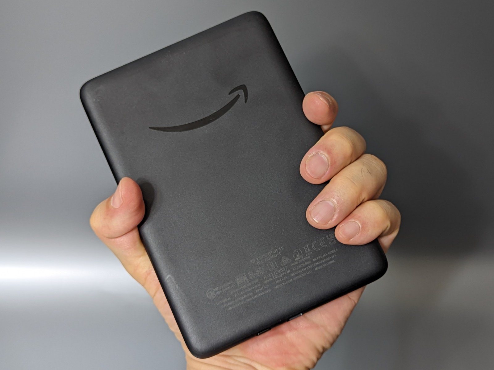 エントリーモデルの「Kindle」は6型というコンパクトさゆえ、このように片手で握ることも不可能ではない