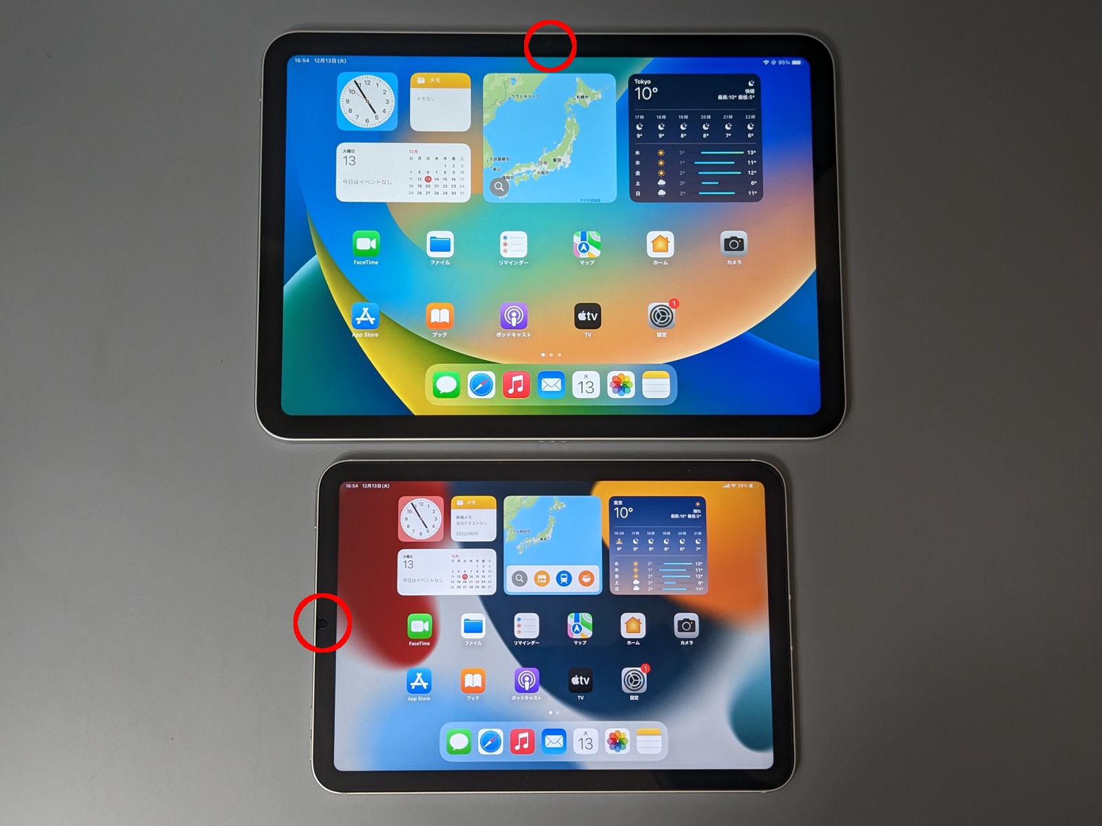 インカメラは、「iPad mini」は短辺側にあるのに対して、「iPad」は長辺側にある（赤丸印）。ベゼル内に埋め込まれているのでよく見ないと違いがわからない
