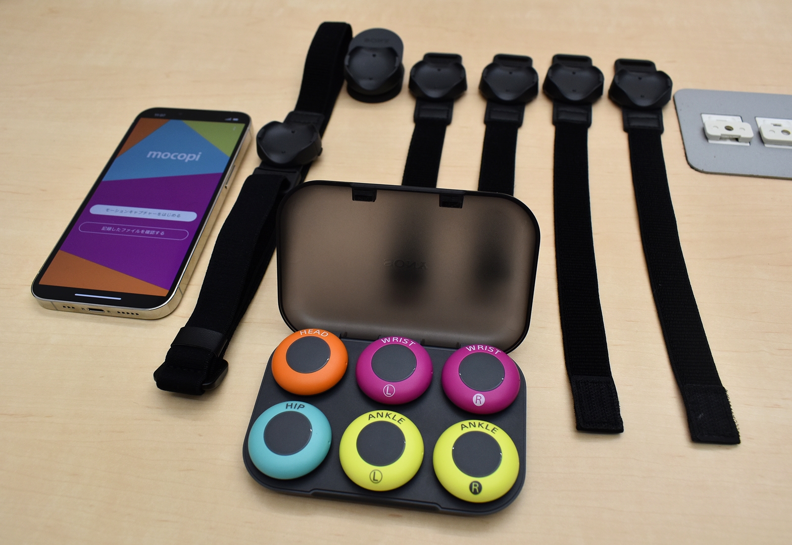 「mocopi」のセット内容。センサー6個とヘッドバンド1個、リストバンド2個、アンクルバンド2個、クリップ、ケースを同梱。ケースは充電ケースとなっています。あとは専用アプリをインストールした対応スマートフォンを用意すればOKです