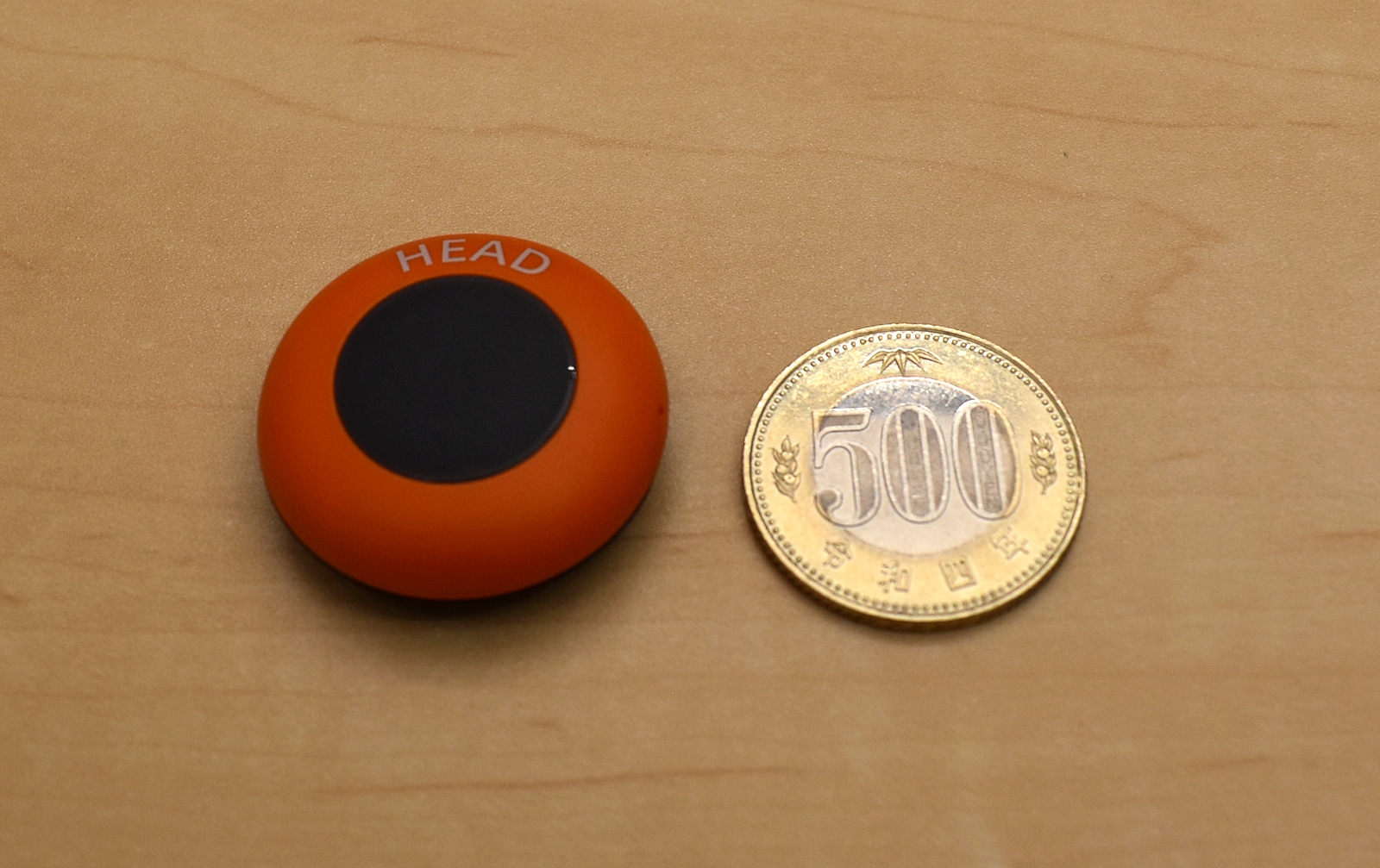 センサー1個1個は500円玉とほぼ同じ大きさ。非常に軽量なのも魅力です