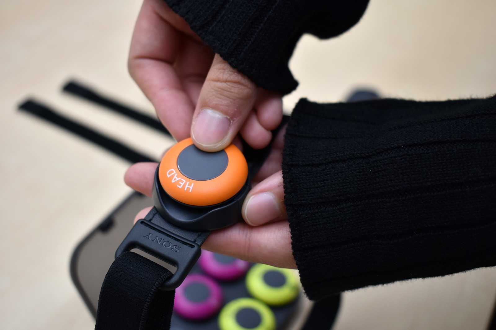 専用のベルトにセンサーをつけて装着。マグネットとプラスチックの爪の組み合わせで固定するので外れることはまずないでしょう