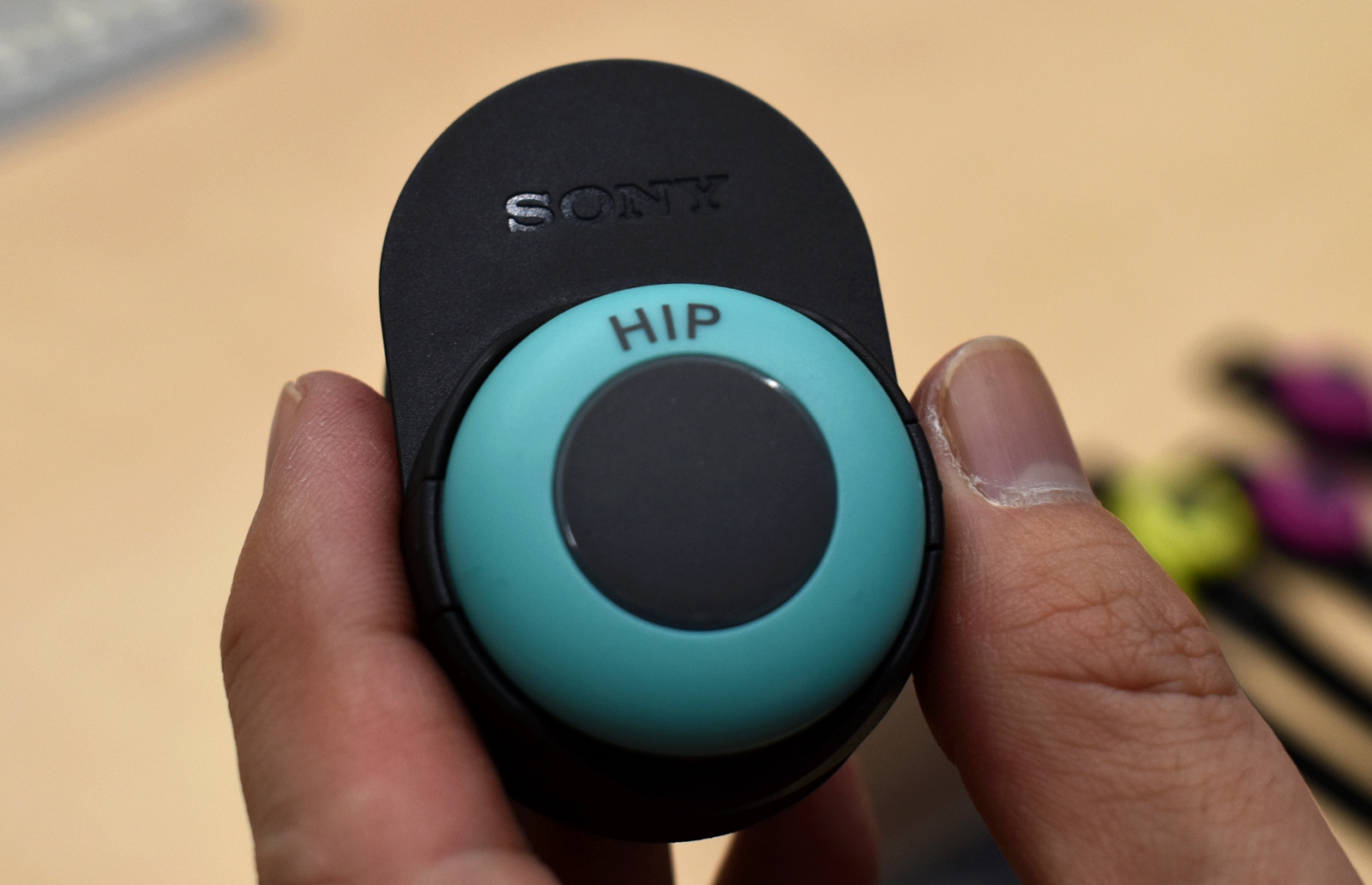 腰のセンサーだけ引っかける形で装着します。つけっぱなしにもご注意を！