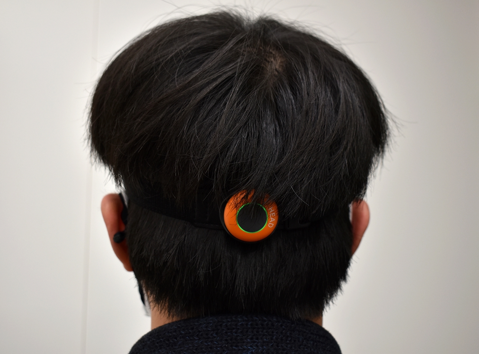 頭のセンサーはベルトを使って後頭部に固定します。帽子で装着していることを隠せます