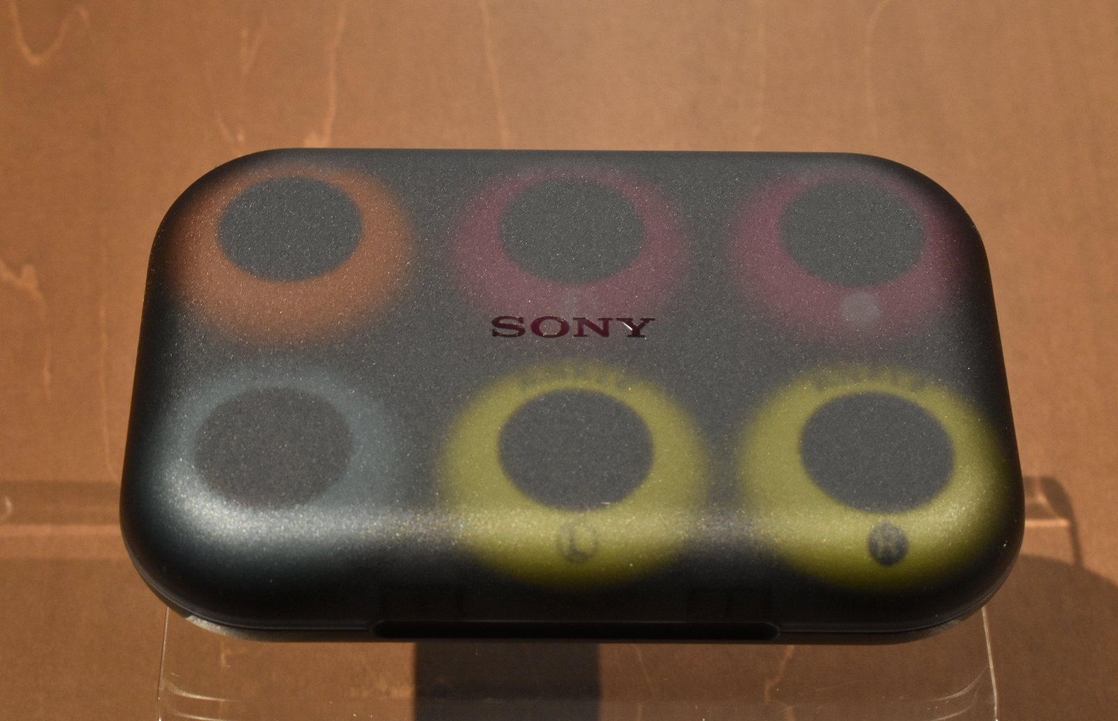 センサーは充電ケースに入っています