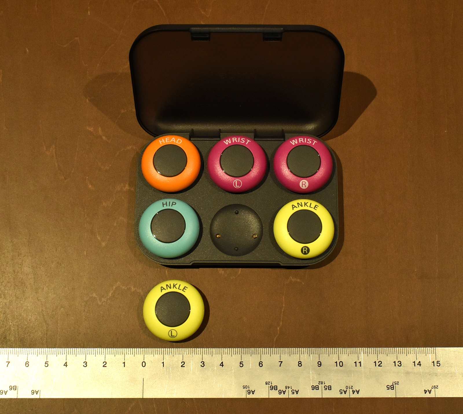 センサー1個の大きさは直径32mm×厚み11.6mm。充電ケースは幅10.5cm×奥行7cm×高さ2cmで、どちらも非常にコンパクトです